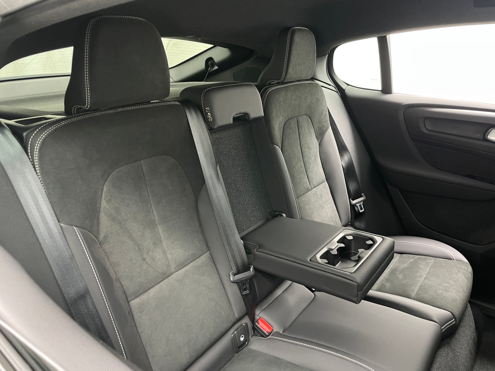 Thumbnail: 2022 Volvo C40 - 6