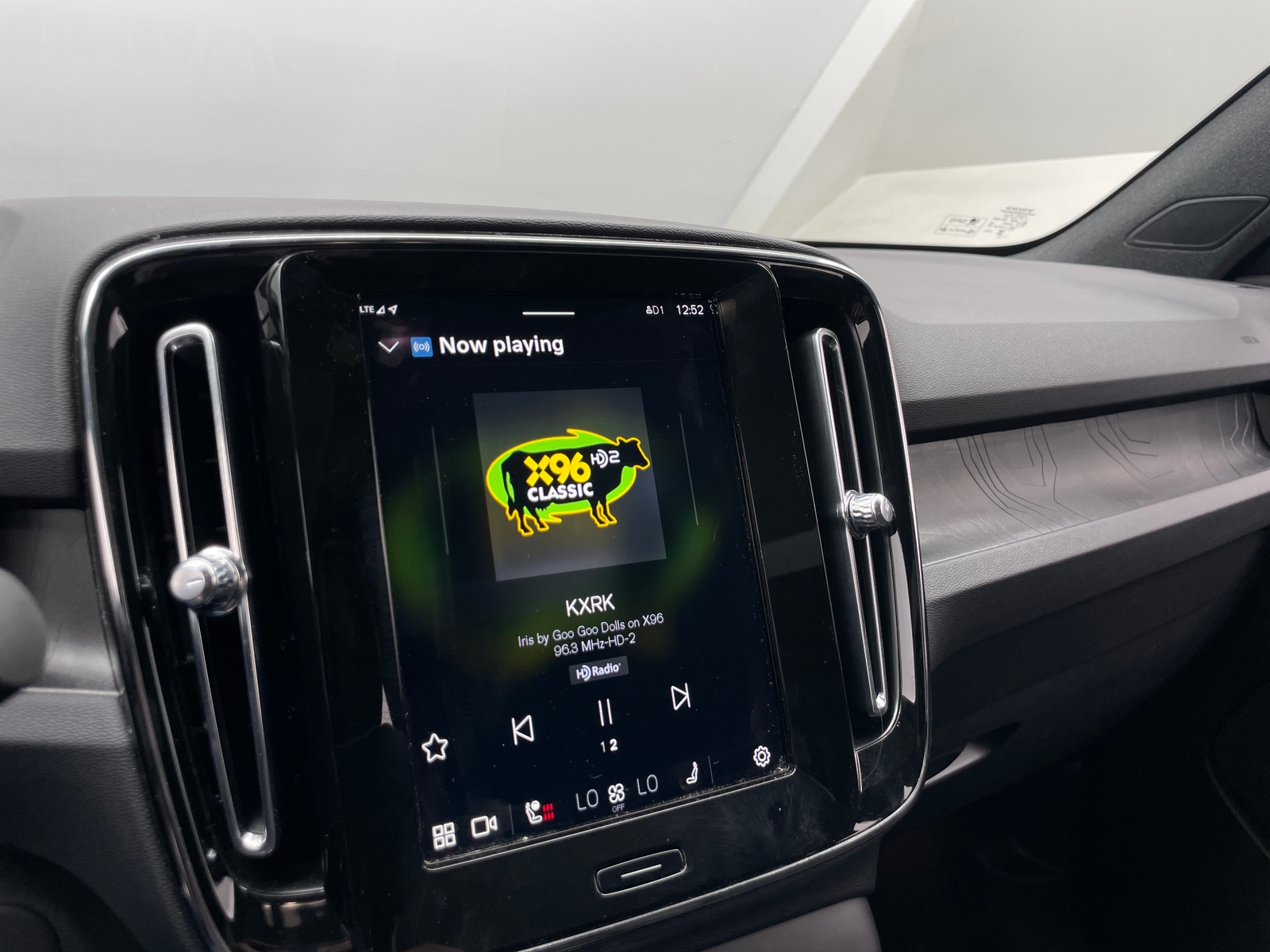 Thumbnail: 2022 Volvo C40 - 4