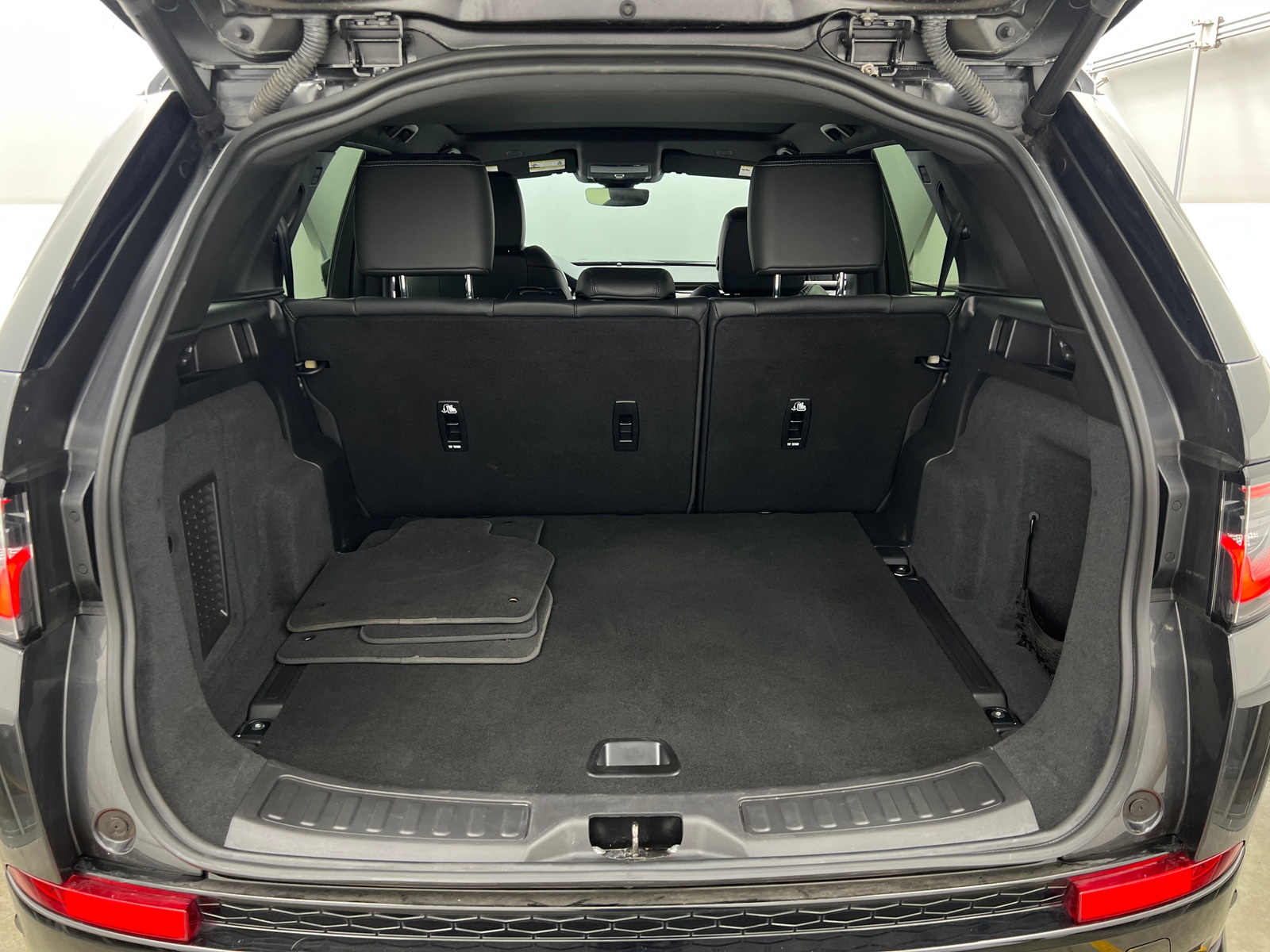 Thumbnail: 2024 Land Rover Discovery Sport - 6