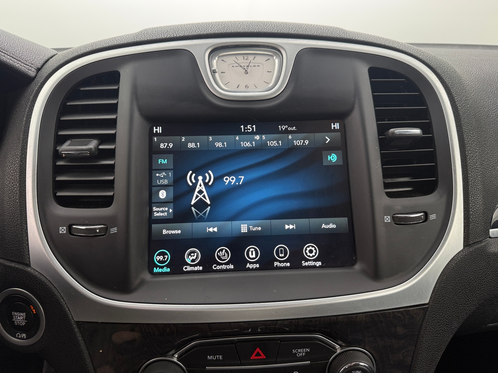 Thumbnail: 2023 Chrysler 300 - 3