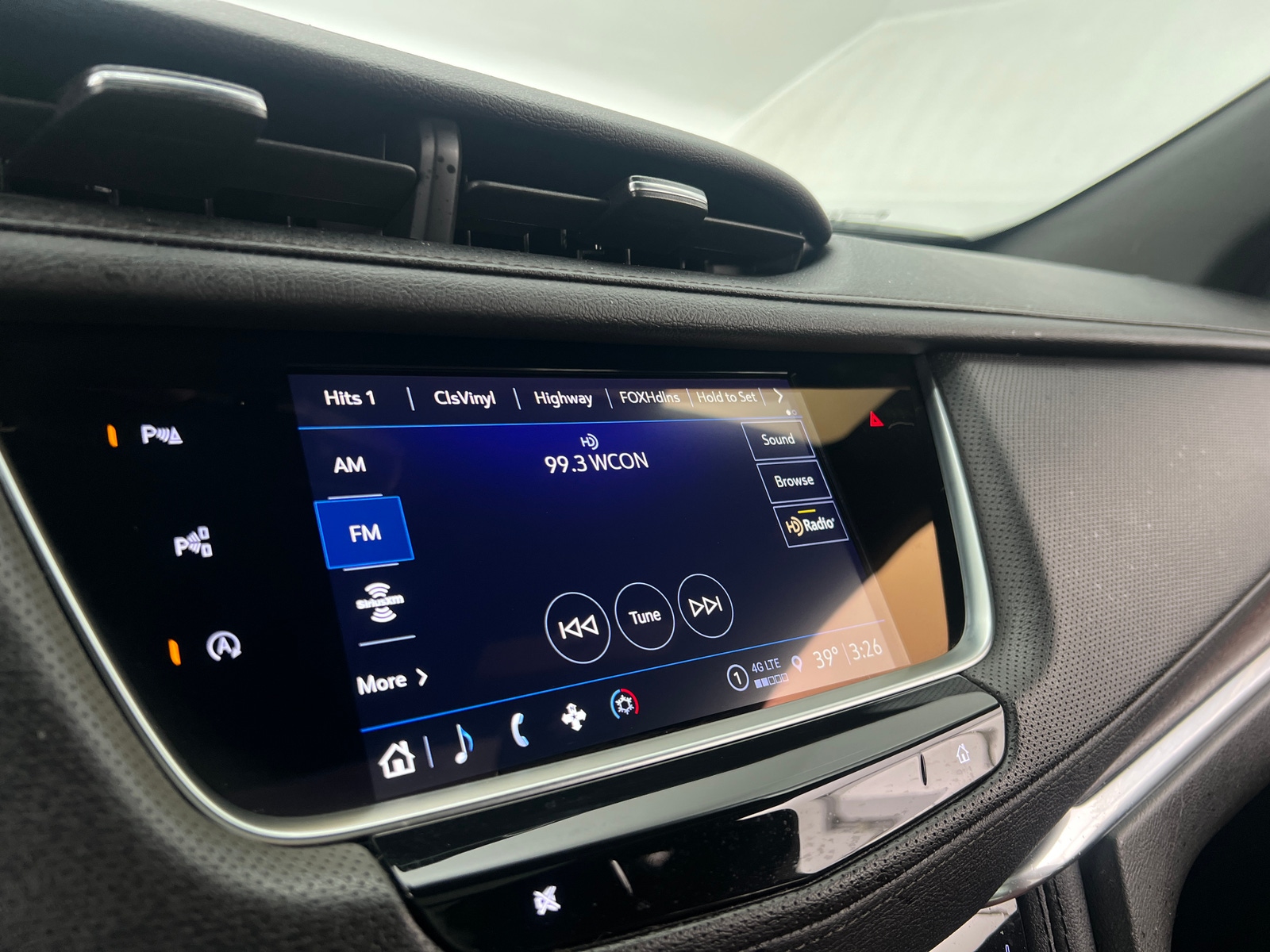 Thumbnail: 2022 Cadillac XT5 - 3