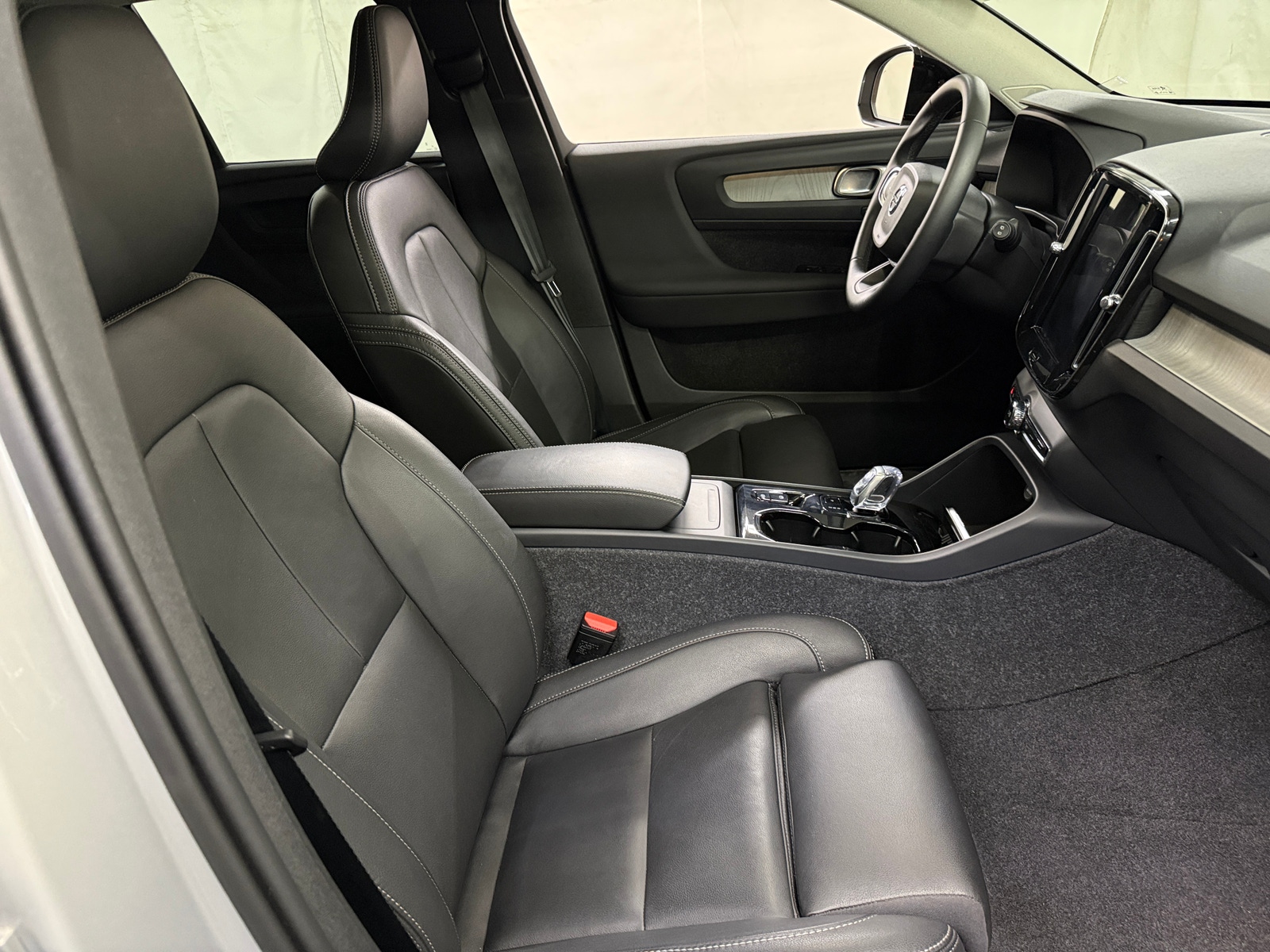 Thumbnail: 2025 Volvo XC40 - 2