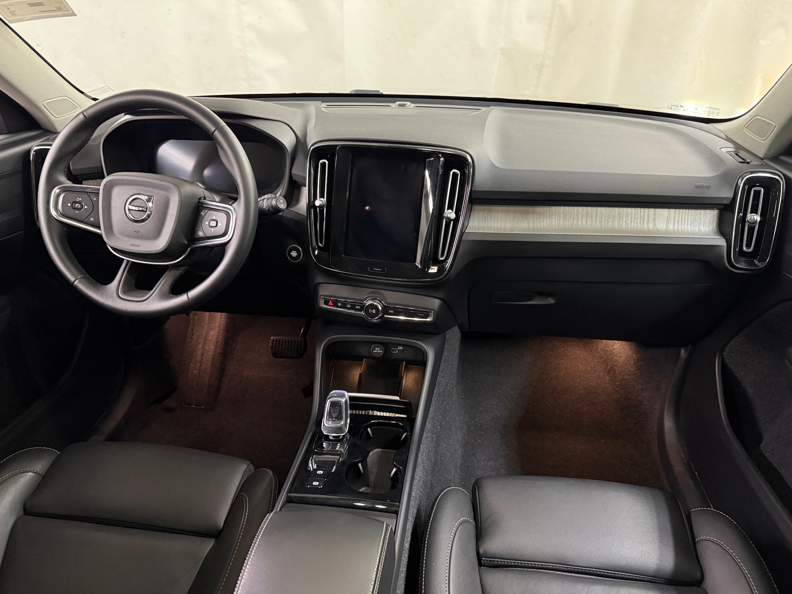 Thumbnail: 2025 Volvo XC40 - 3