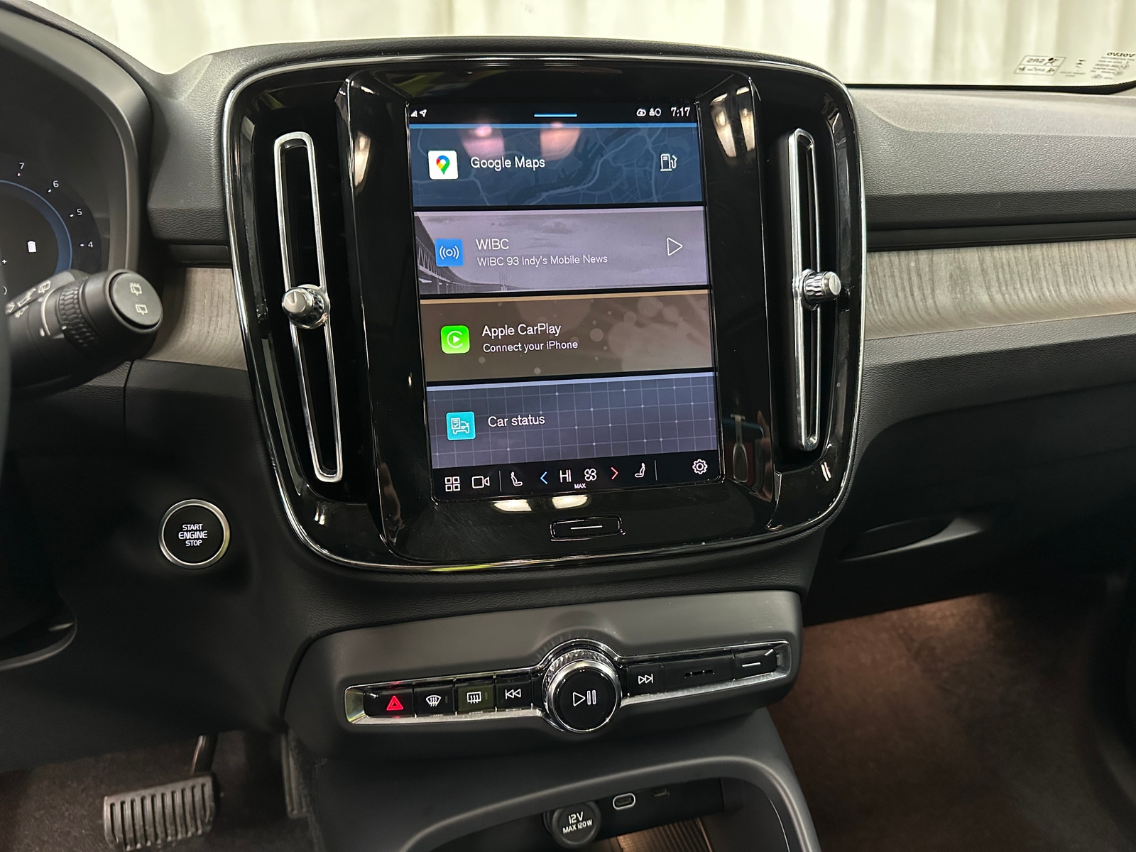 Thumbnail: 2025 Volvo XC40 - 4