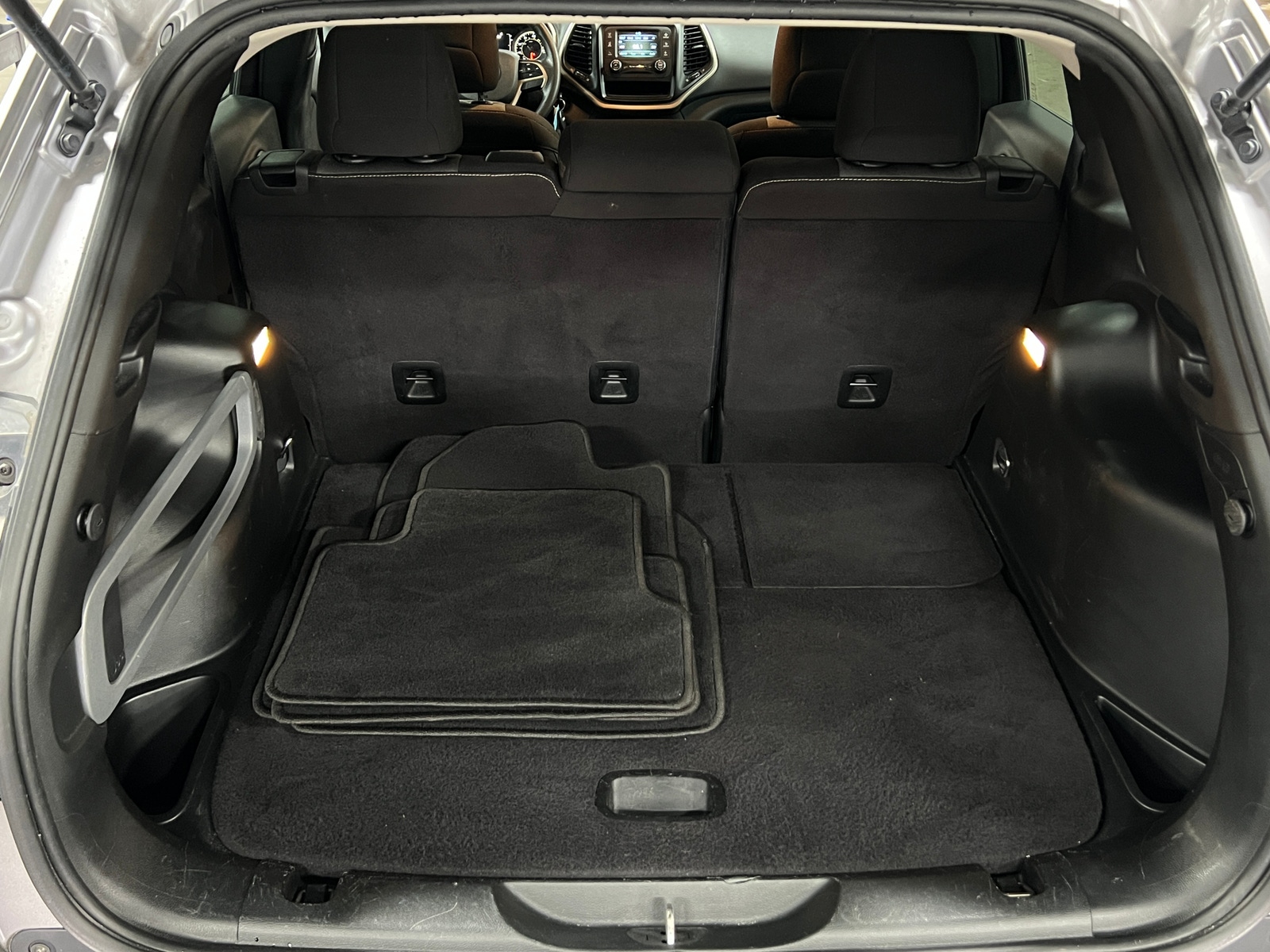 Thumbnail: 2018 Jeep Cherokee - 7