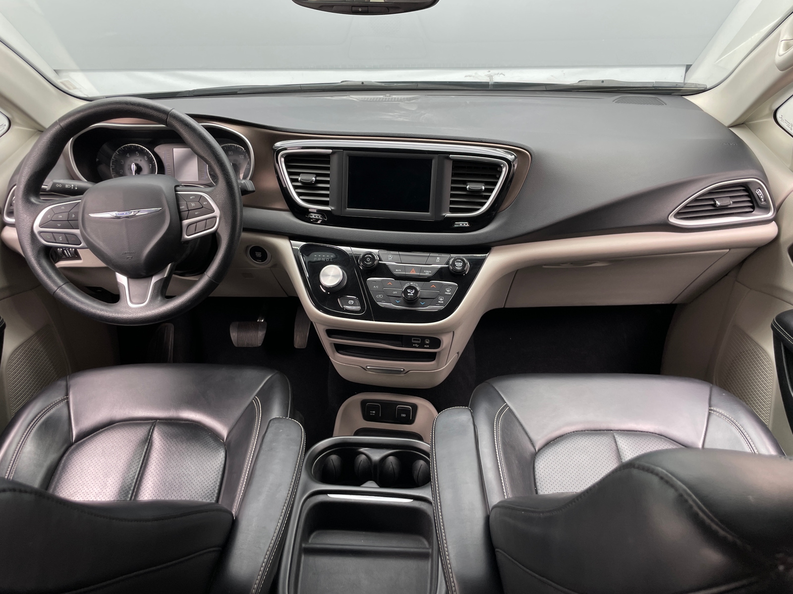 Thumbnail: 2020 Chrysler Voyager - 3