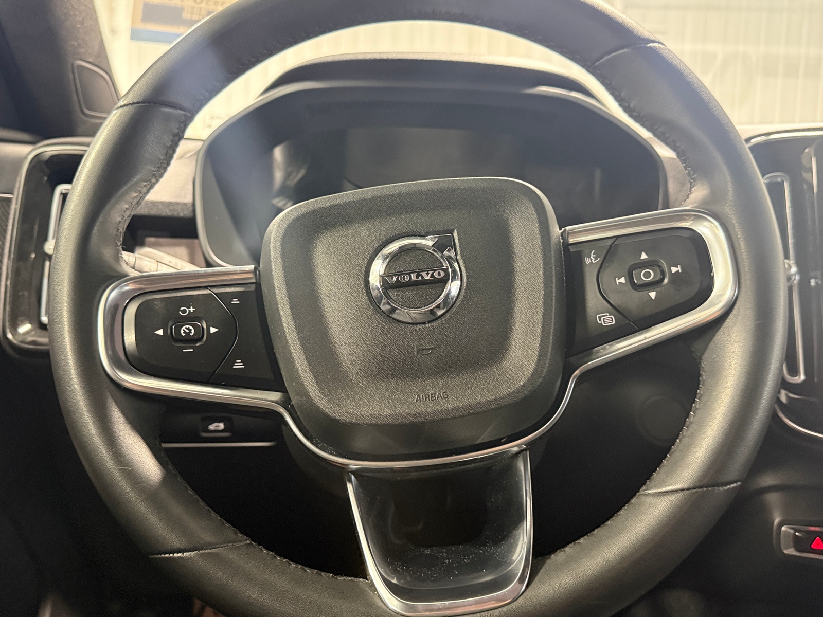 Thumbnail: 2023 Volvo C40 - 5