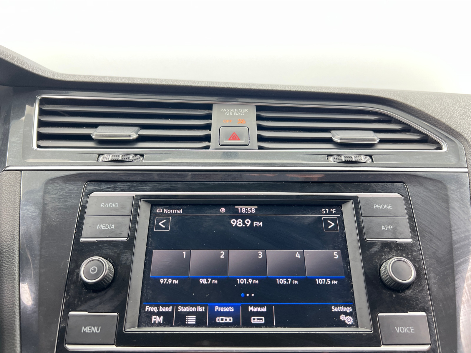 Thumbnail: 2021 Volkswagen Tiguan - 4