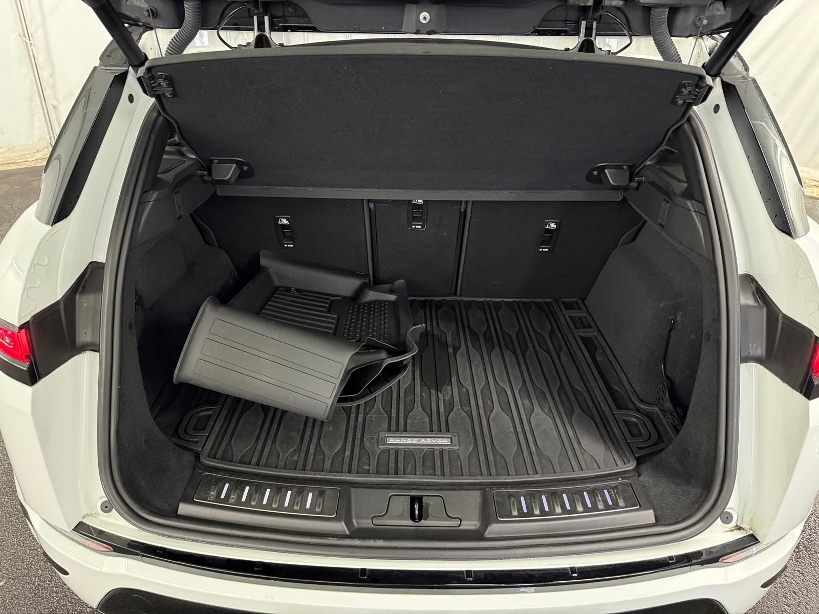 Thumbnail: 2021 Land Rover Range Rover Evoque - 6