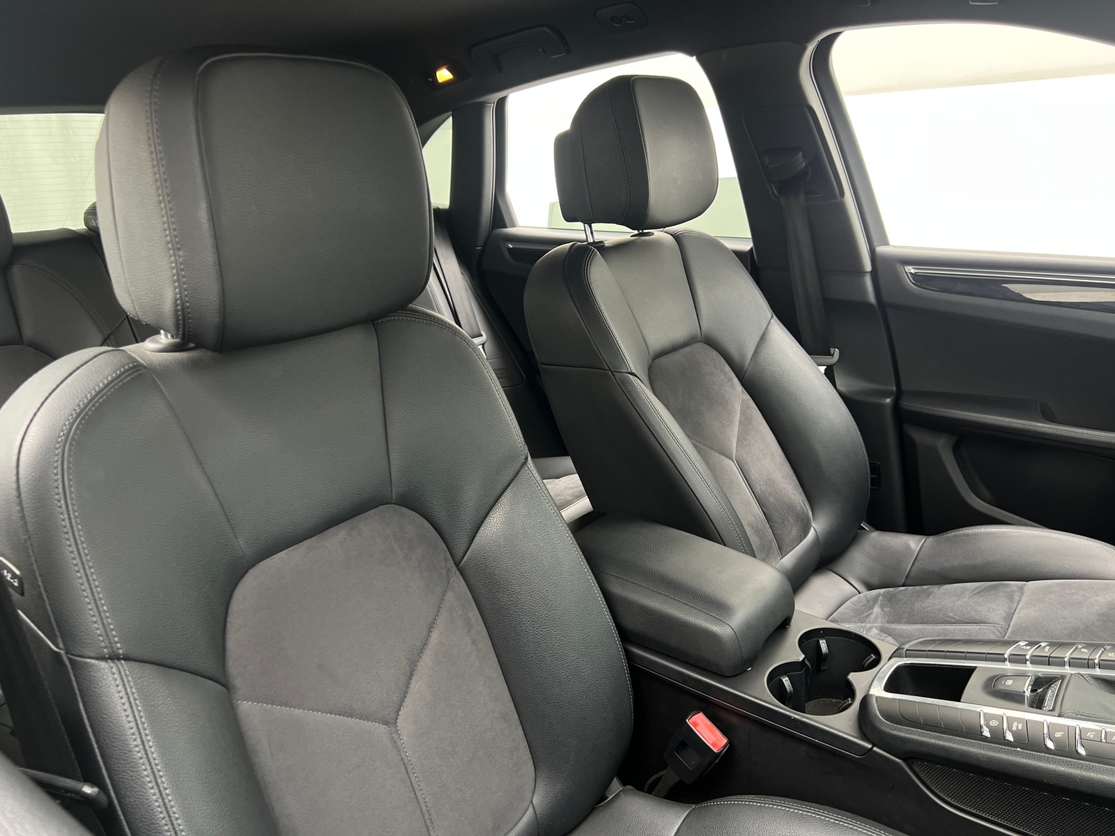 Thumbnail: 2016 Porsche Macan - 2