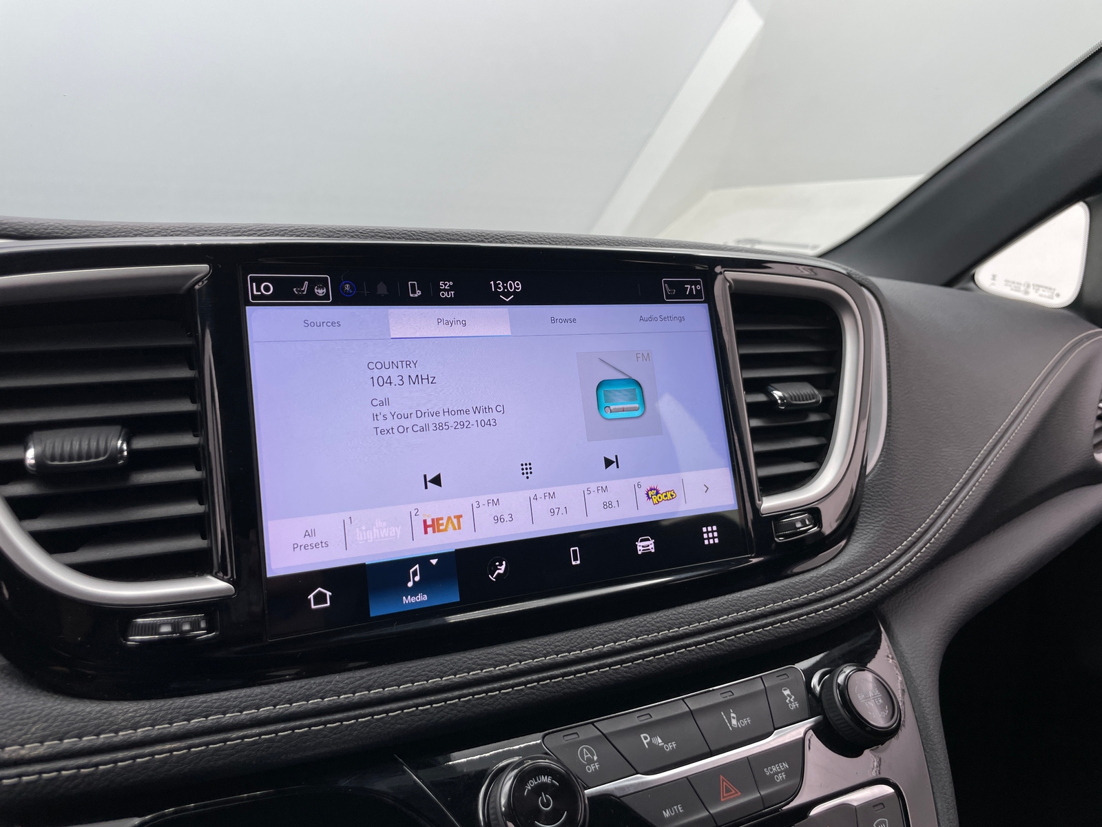 Thumbnail: 2024 Chrysler Pacifica - 4