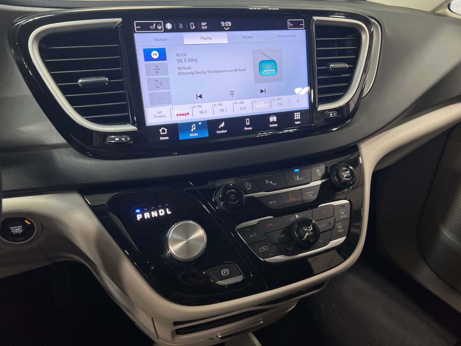 Thumbnail: 2024 Chrysler Pacifica - 3