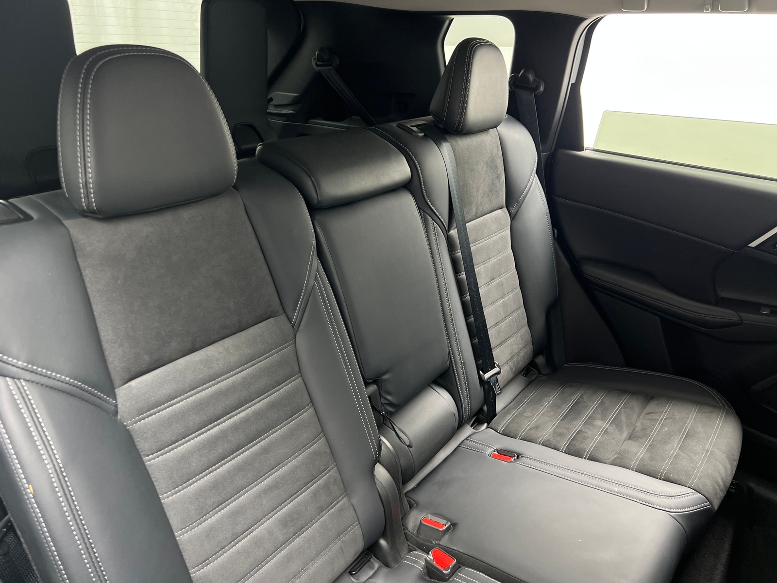 Thumbnail: 2023 Mitsubishi Outlander - 6