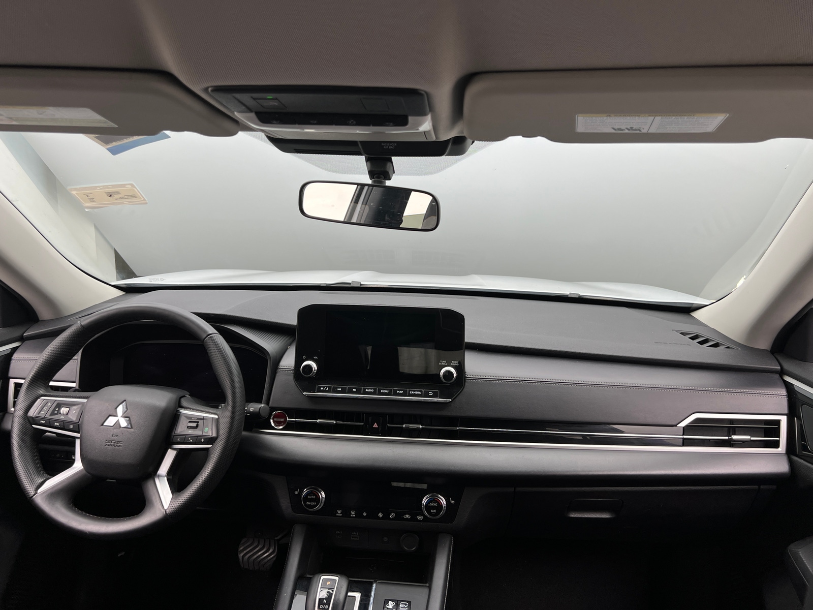 Thumbnail: 2023 Mitsubishi Outlander - 3