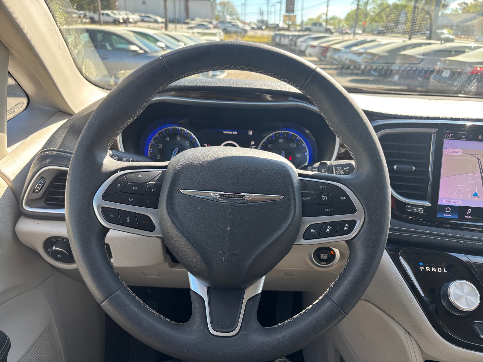 Thumbnail: 2023 Chrysler Pacifica - 4