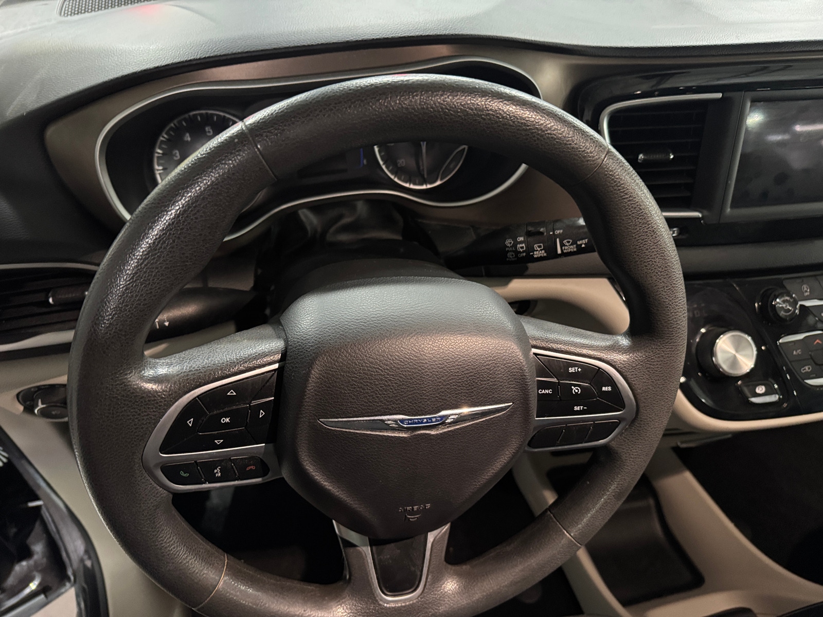 Thumbnail: 2018 Chrysler Pacifica - 5