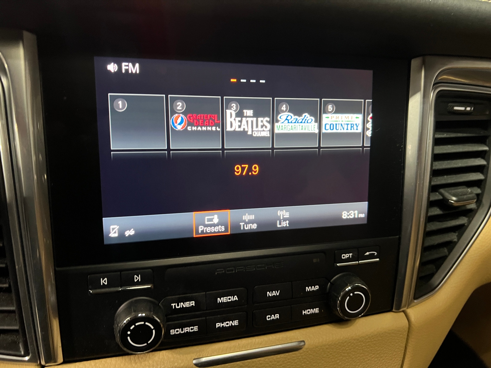 Thumbnail: 2017 Porsche Macan - 4