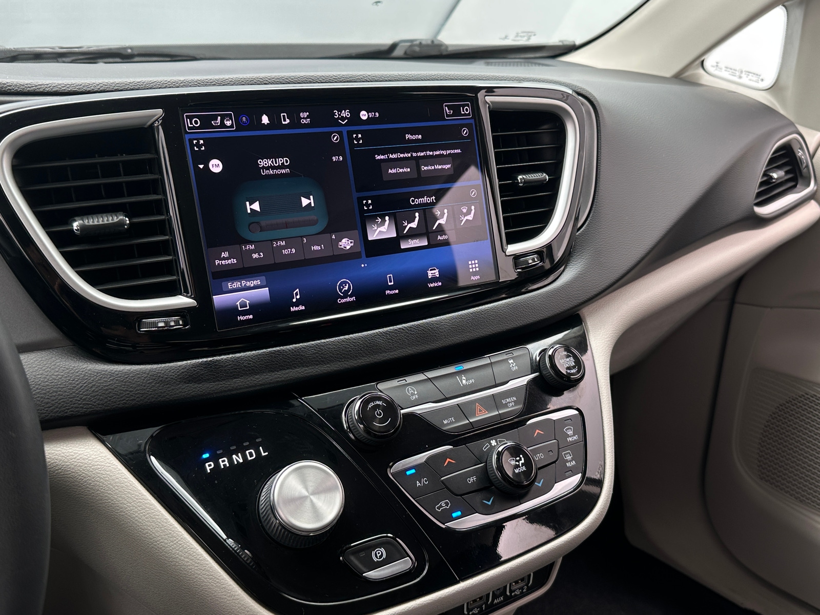 Thumbnail: 2022 Chrysler Pacifica - 3