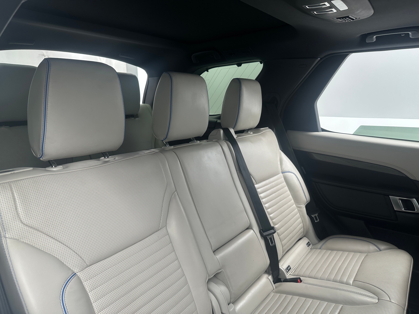 Thumbnail: 2020 Land Rover Discovery - 5