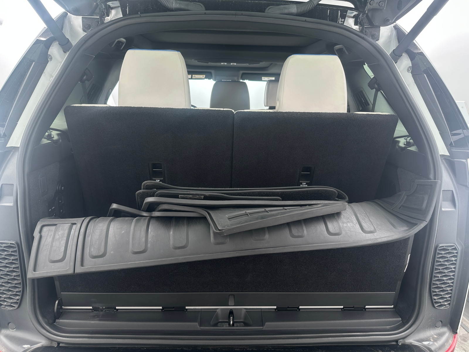 Thumbnail: 2020 Land Rover Discovery - 6