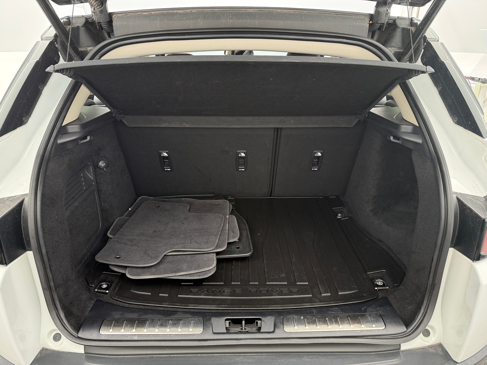 Thumbnail: 2017 Land Rover Range Rover Evoque - 6