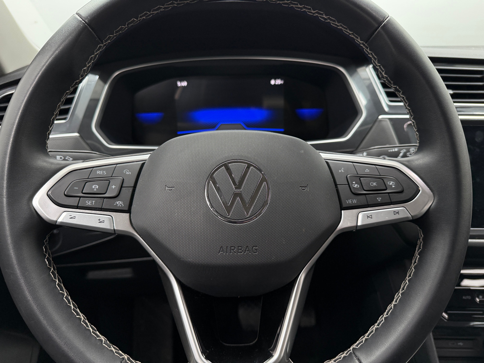 Thumbnail: 2023 Volkswagen Tiguan - 4