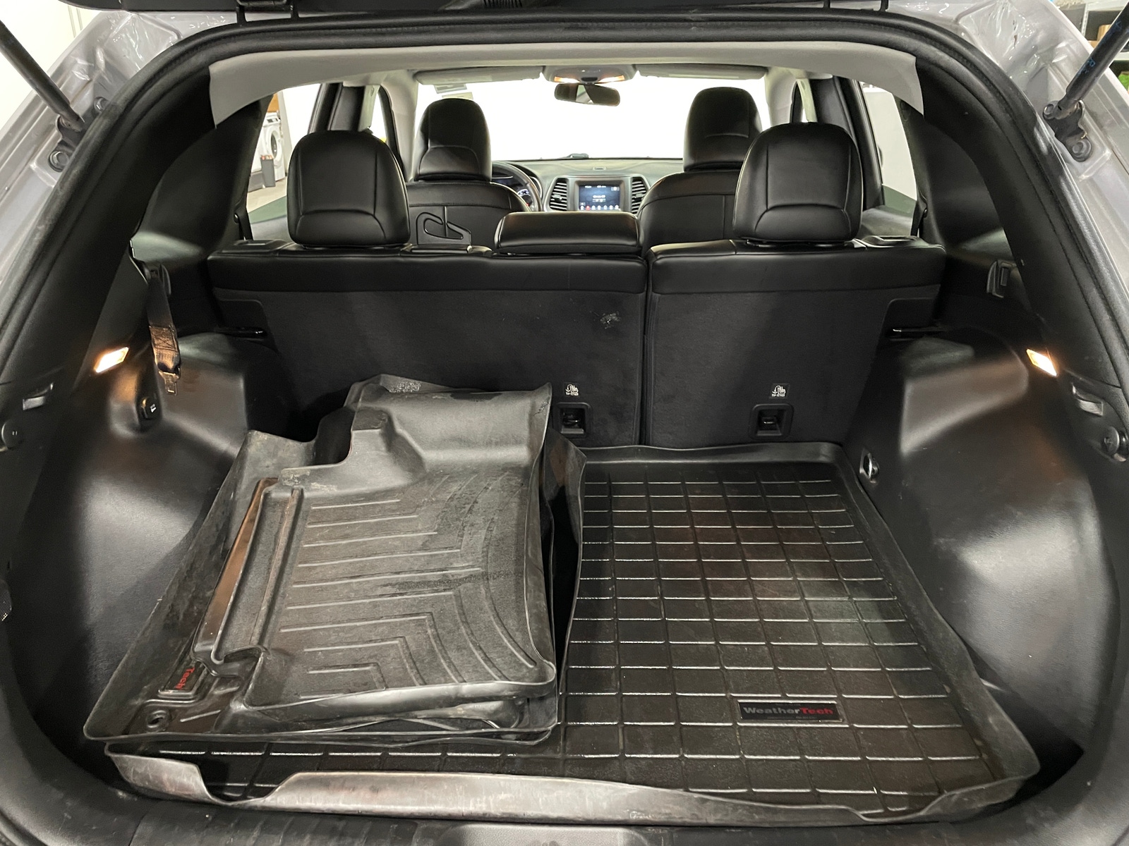 Thumbnail: 2019 Jeep Cherokee - 7