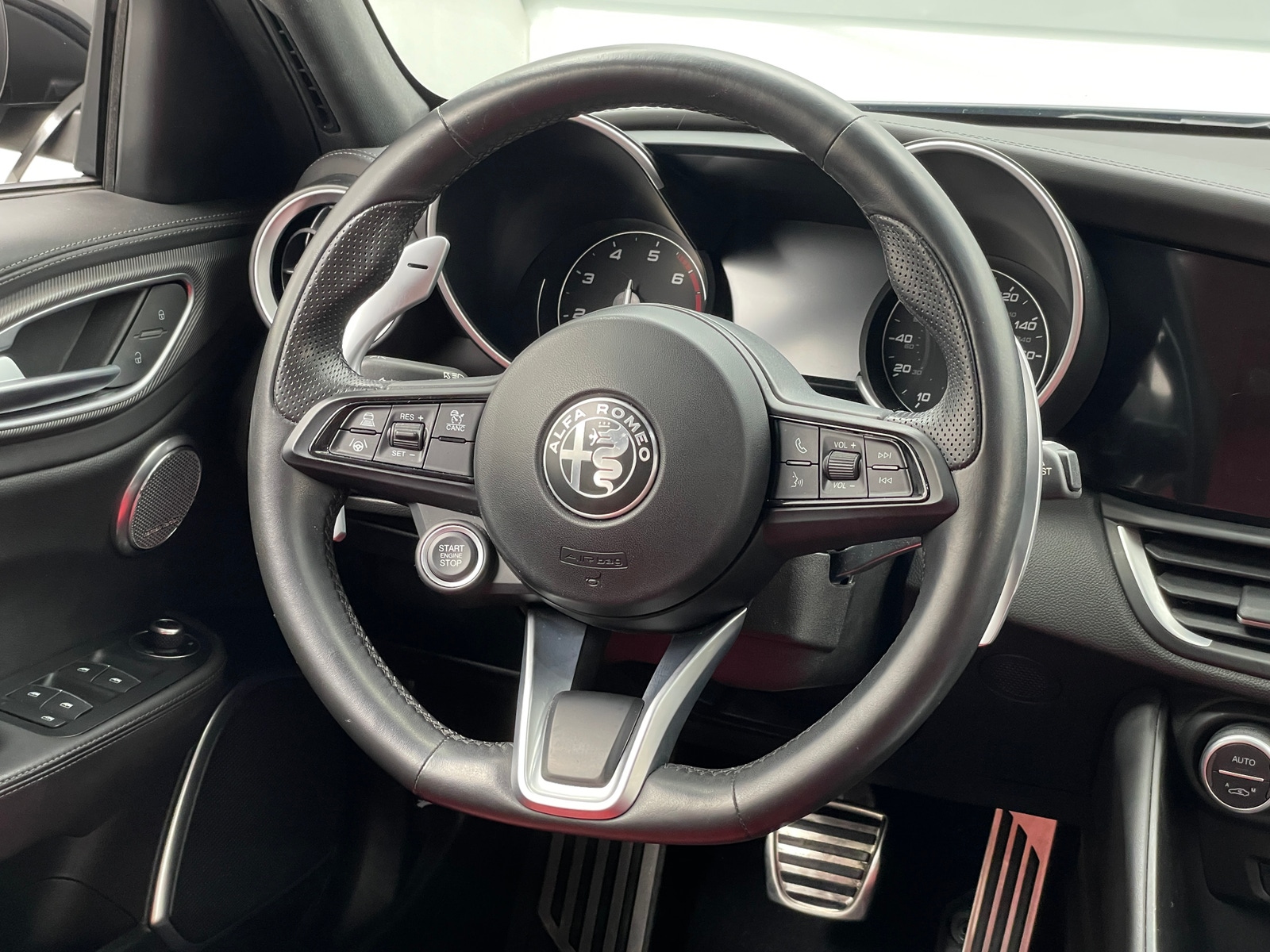 Thumbnail: 2022 Alfa Romeo Giulia - 4