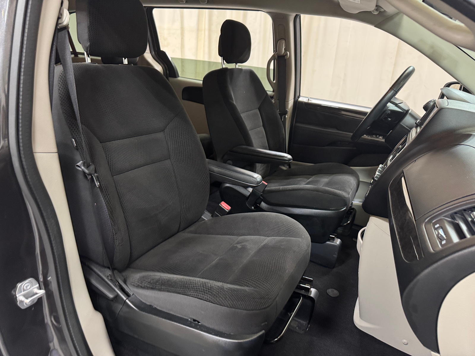 Thumbnail: 2017 Dodge Grand Caravan - 2