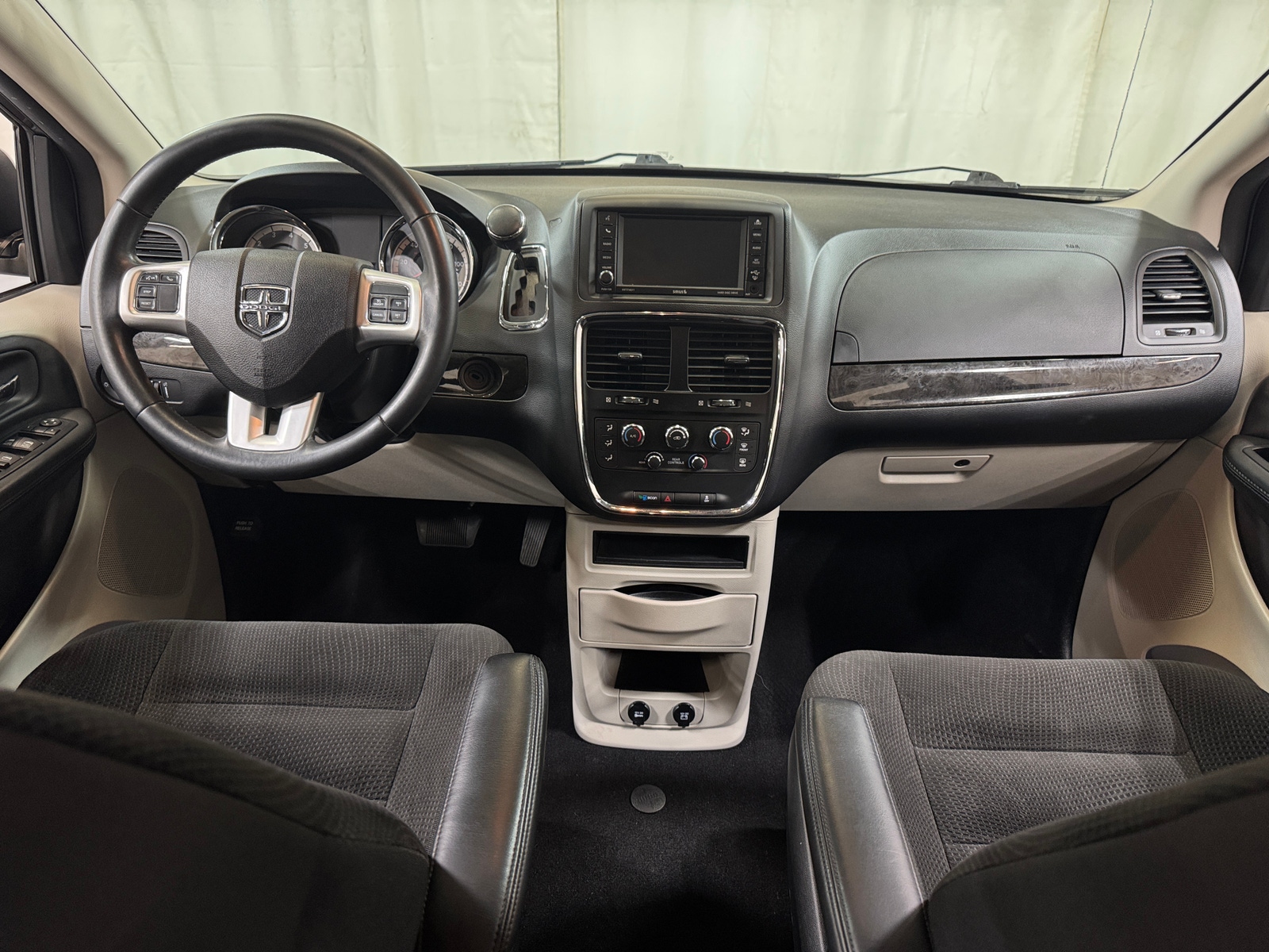 Thumbnail: 2017 Dodge Grand Caravan - 3