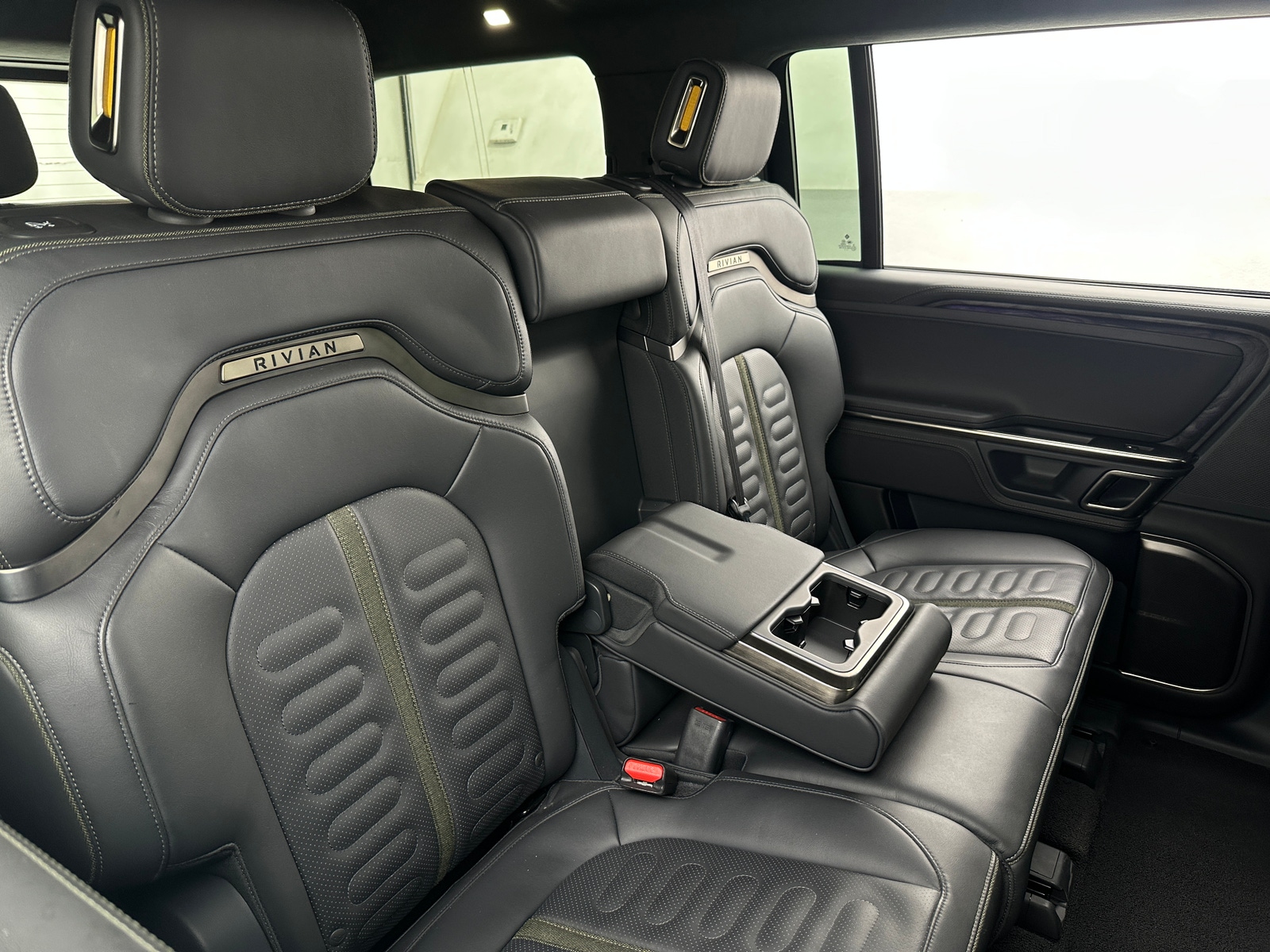 Thumbnail: 2022 Rivian R1S - 5