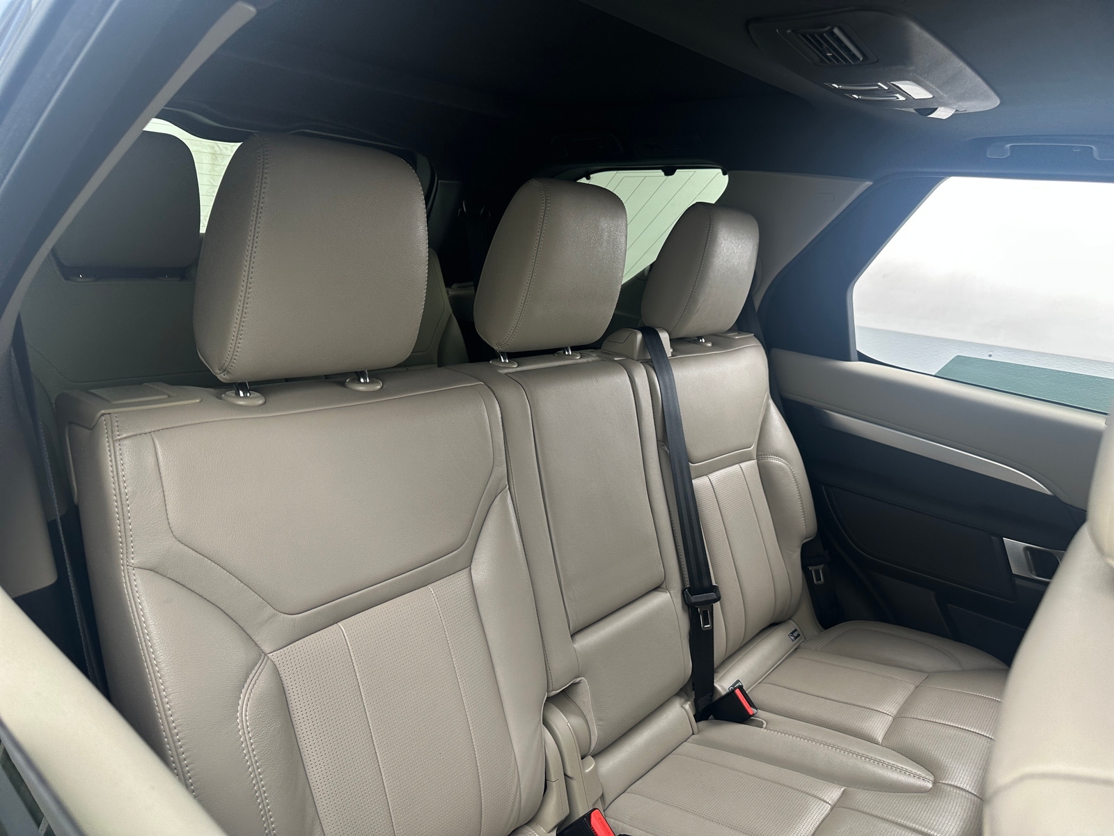 Thumbnail: 2020 Land Rover Discovery - 5