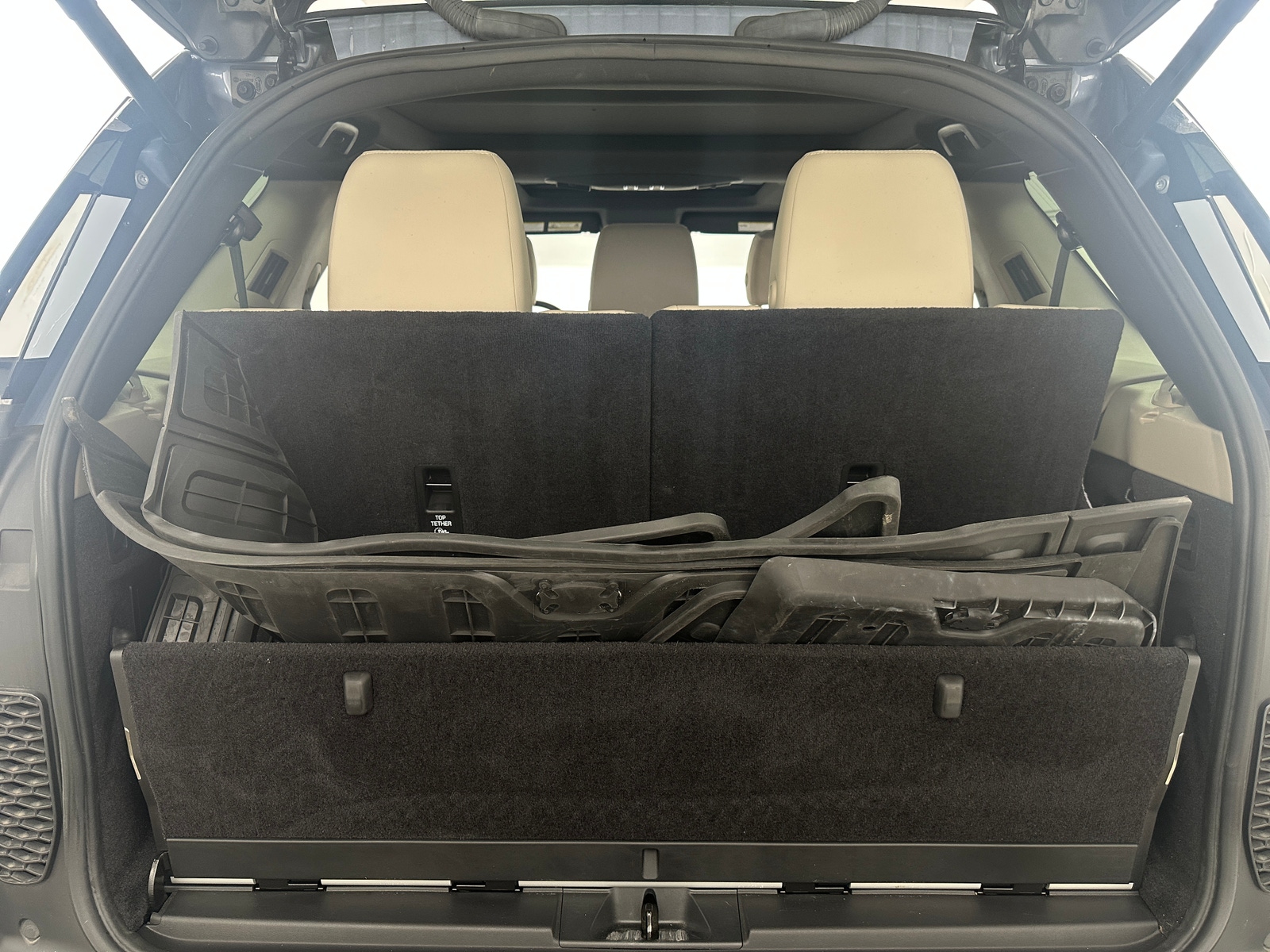 Thumbnail: 2020 Land Rover Discovery - 6