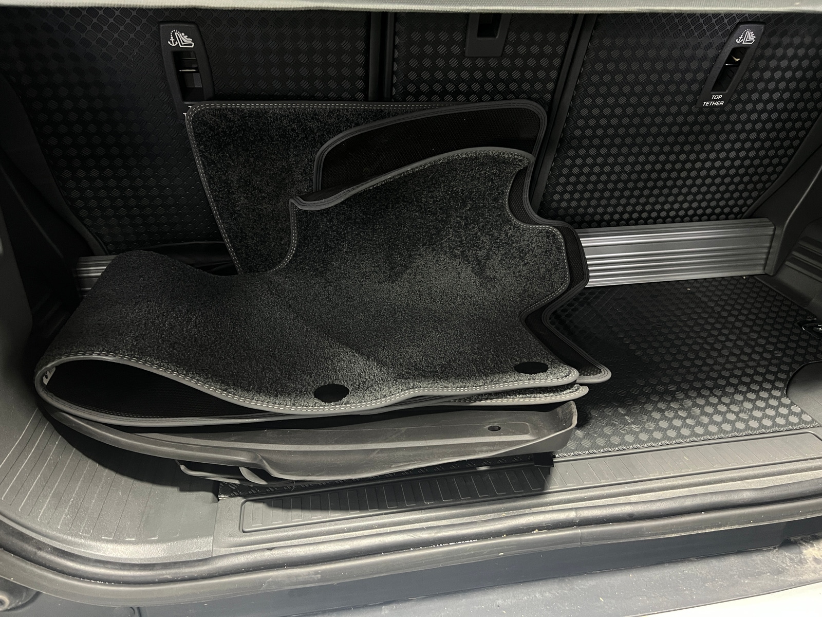 Thumbnail: 2023 Land Rover Defender - 6