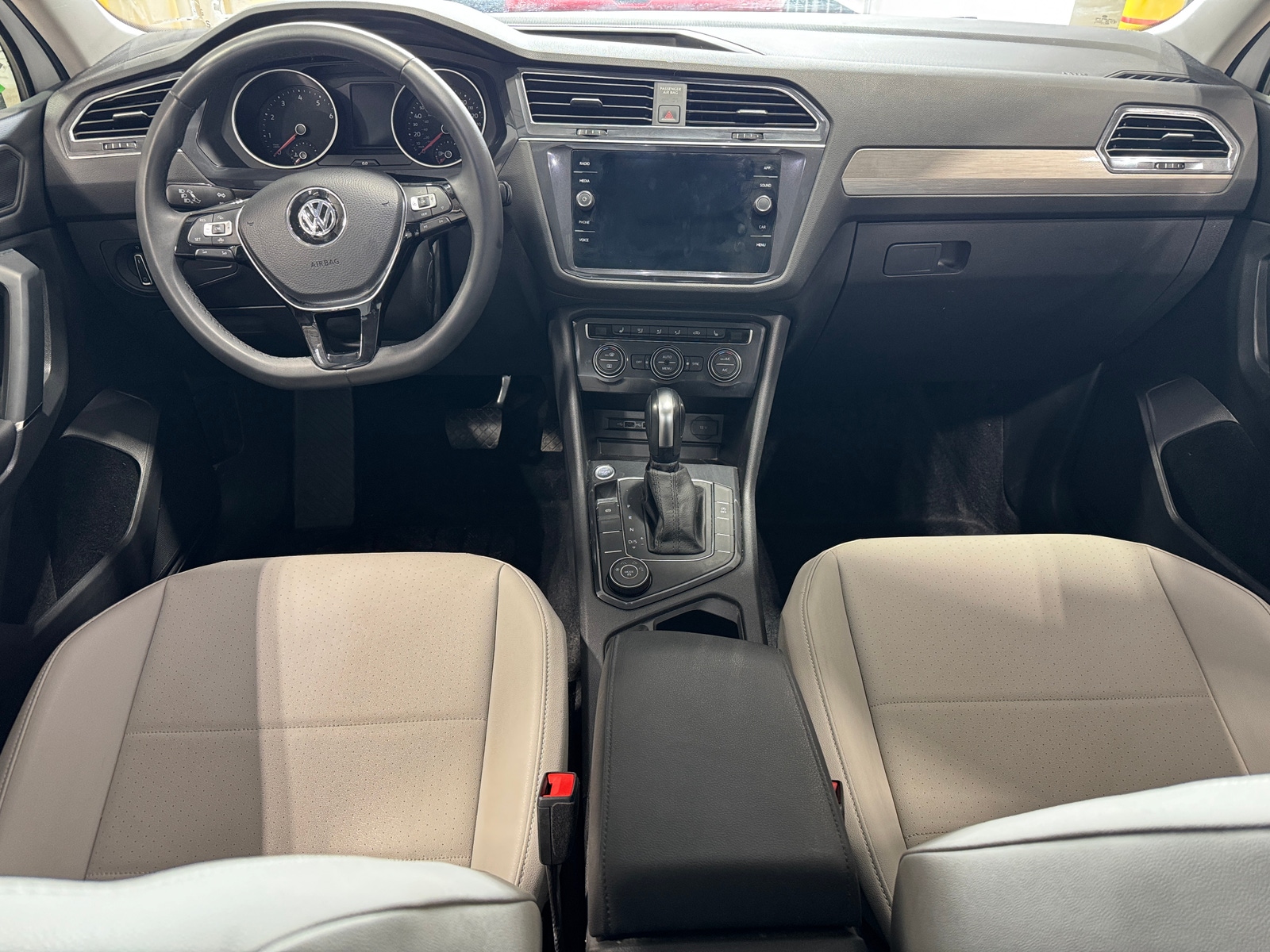 Thumbnail: 2020 Volkswagen Tiguan - 2