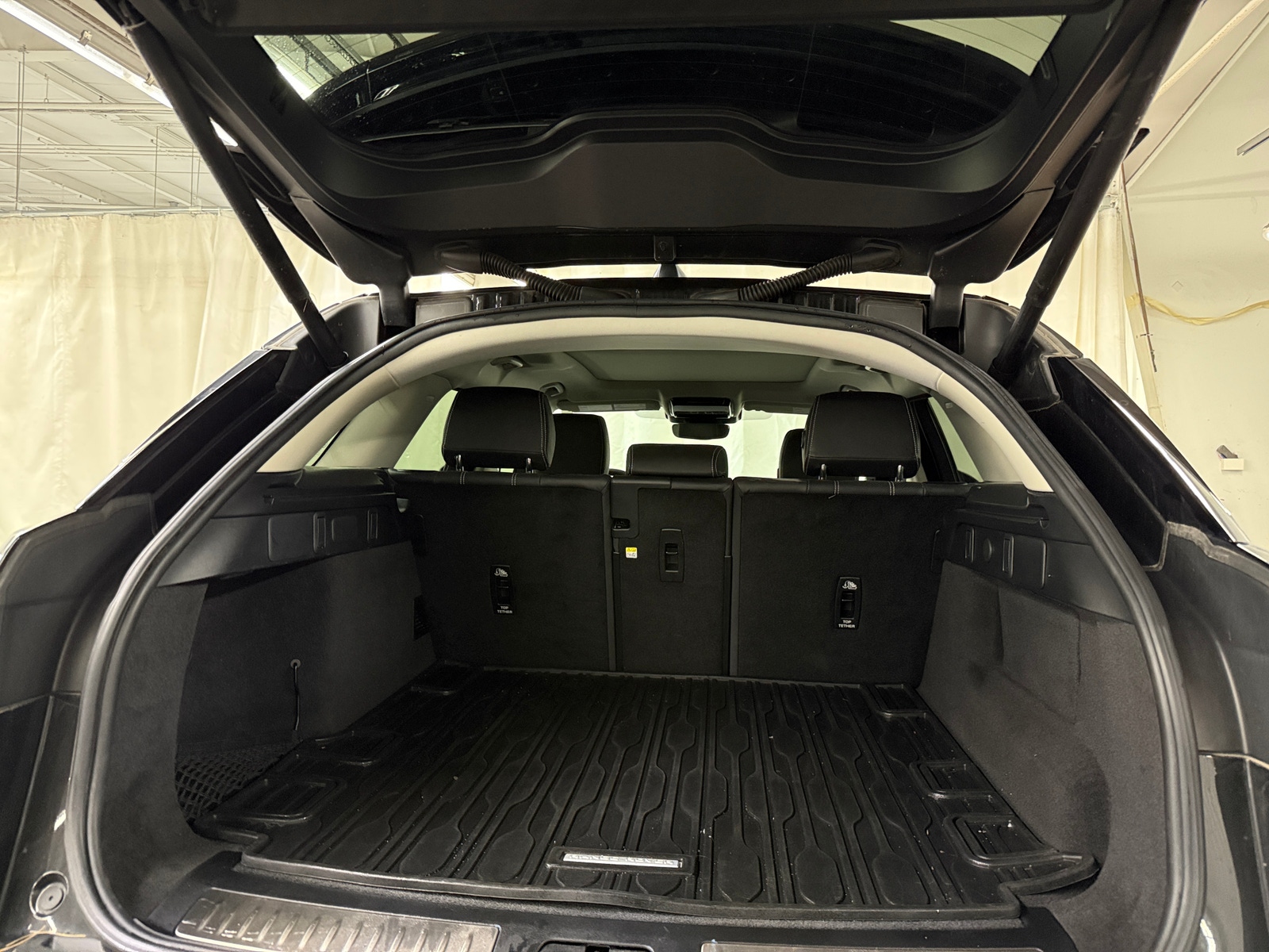 Thumbnail: 2023 Land Rover Range Rover Velar - 6