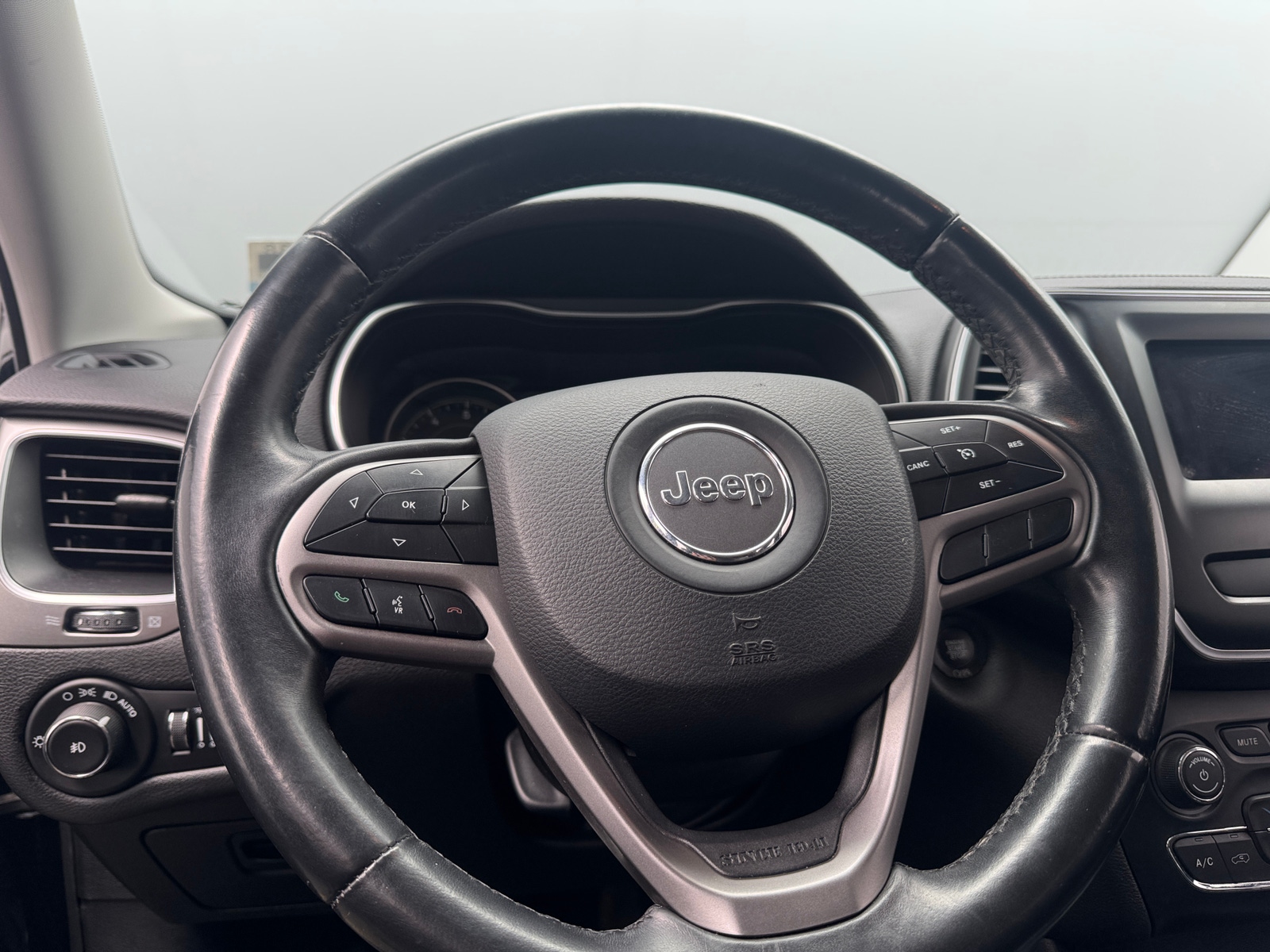 Thumbnail: 2019 Jeep Cherokee - 5