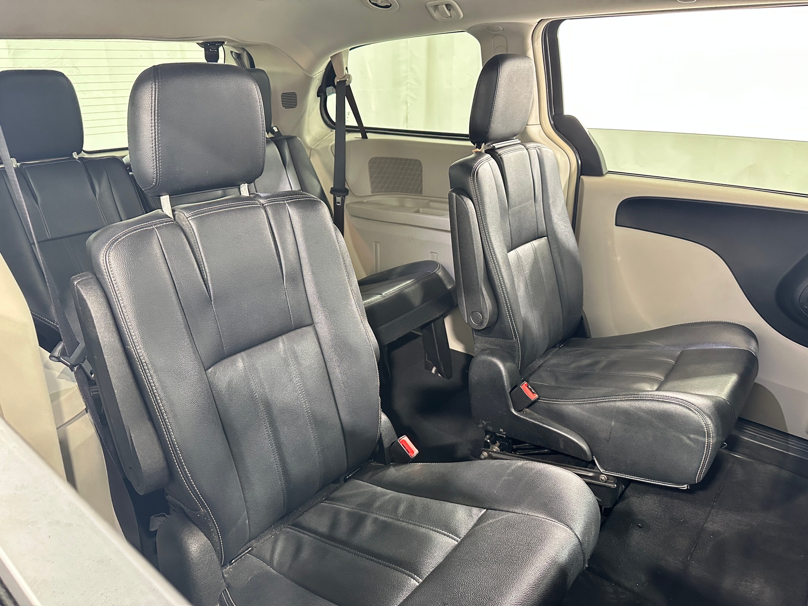 Thumbnail: 2016 Chrysler Town & Country - 5