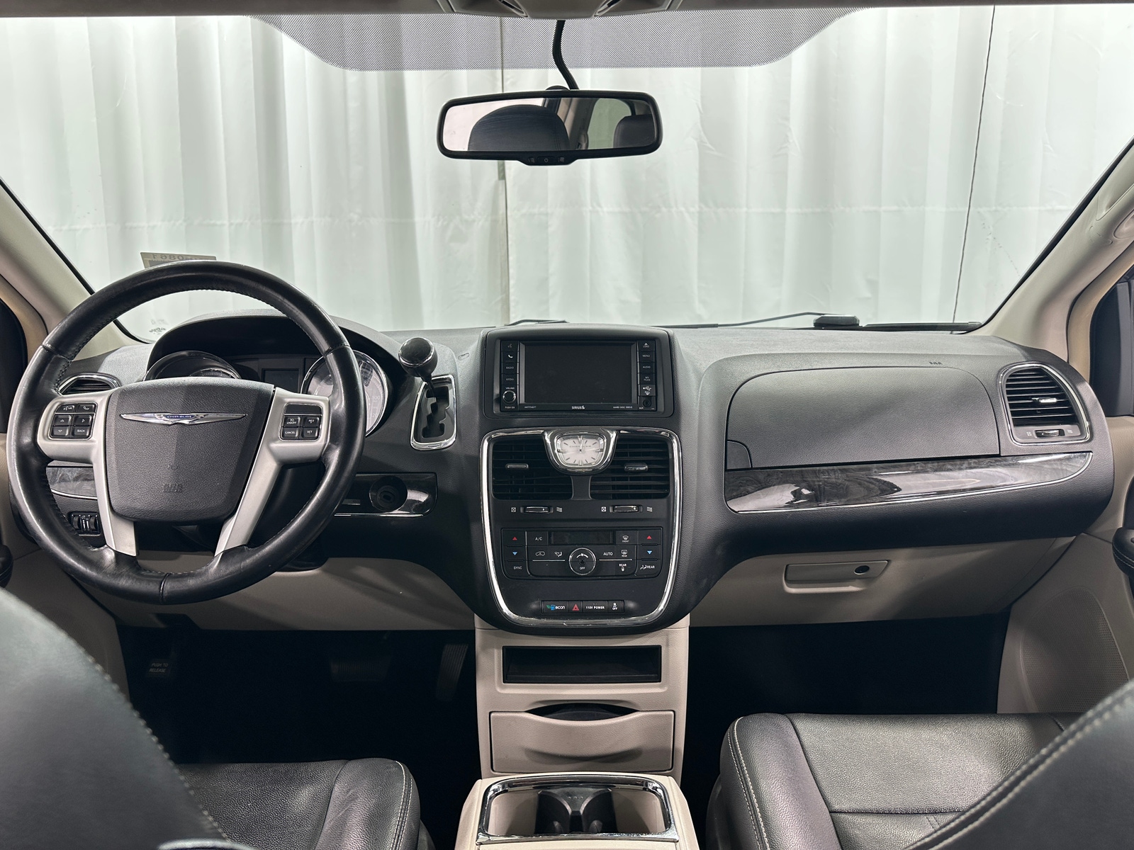 Thumbnail: 2016 Chrysler Town & Country - 2