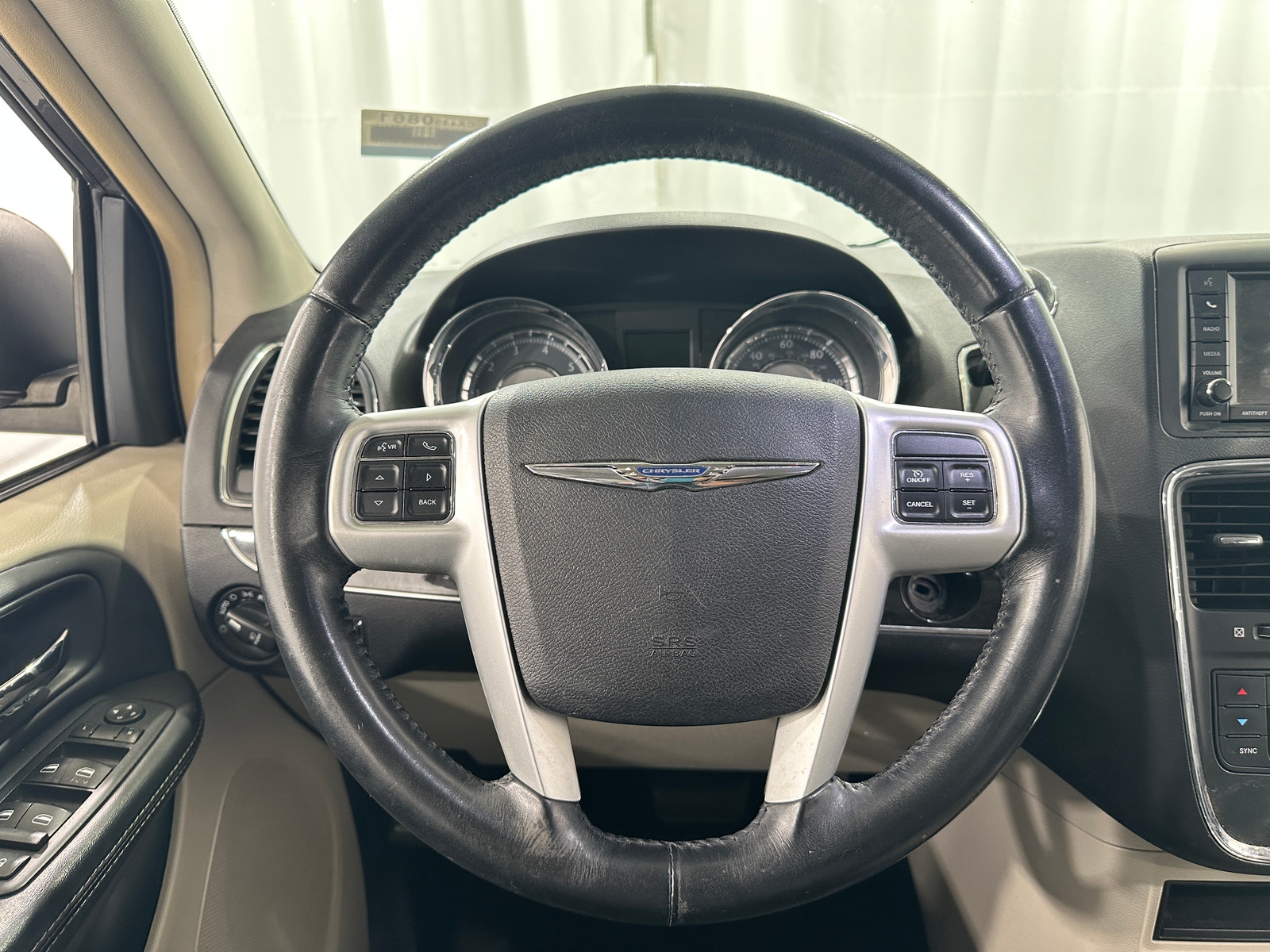 Thumbnail: 2016 Chrysler Town & Country - 4