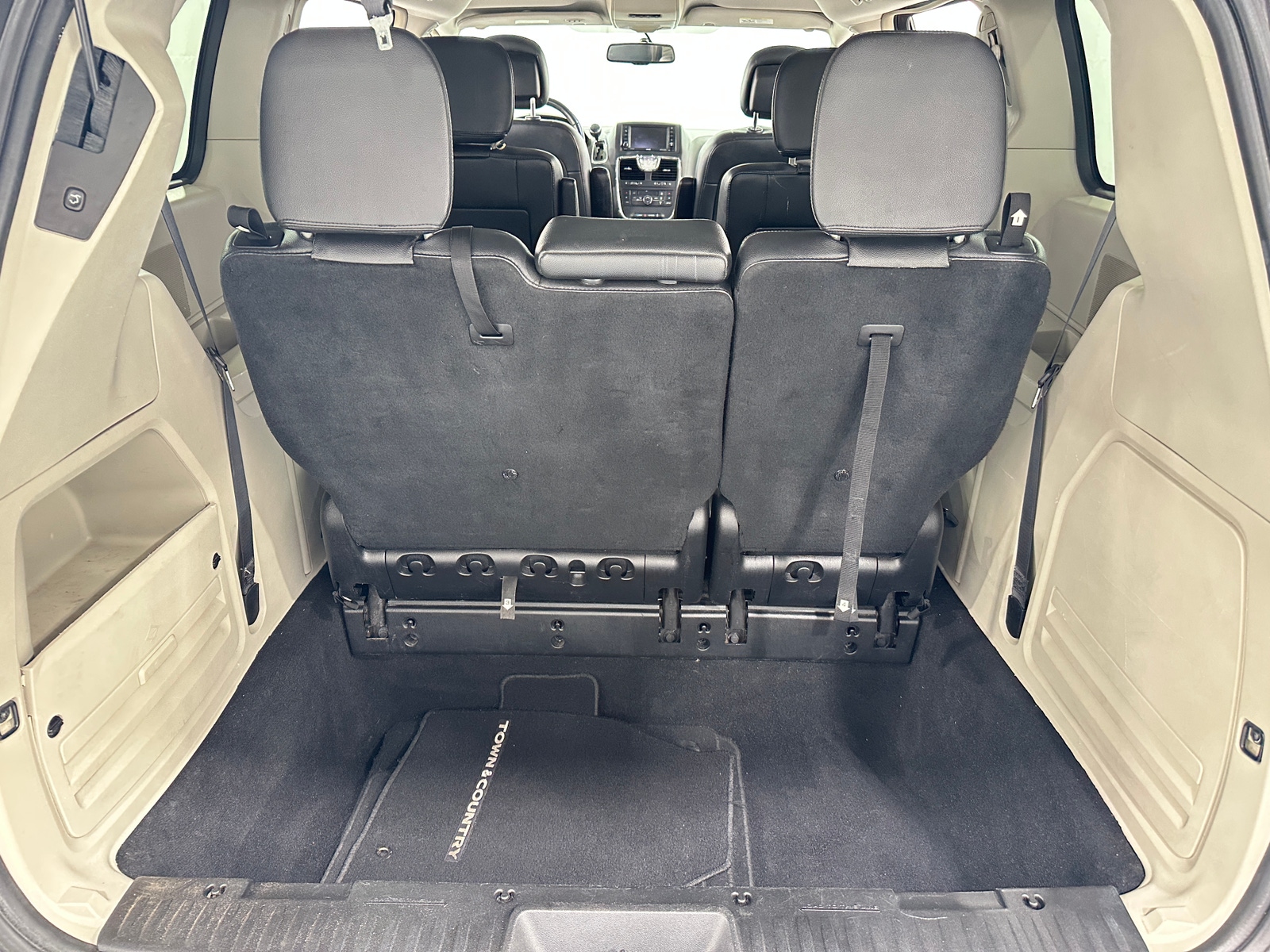 Thumbnail: 2016 Chrysler Town & Country - 6