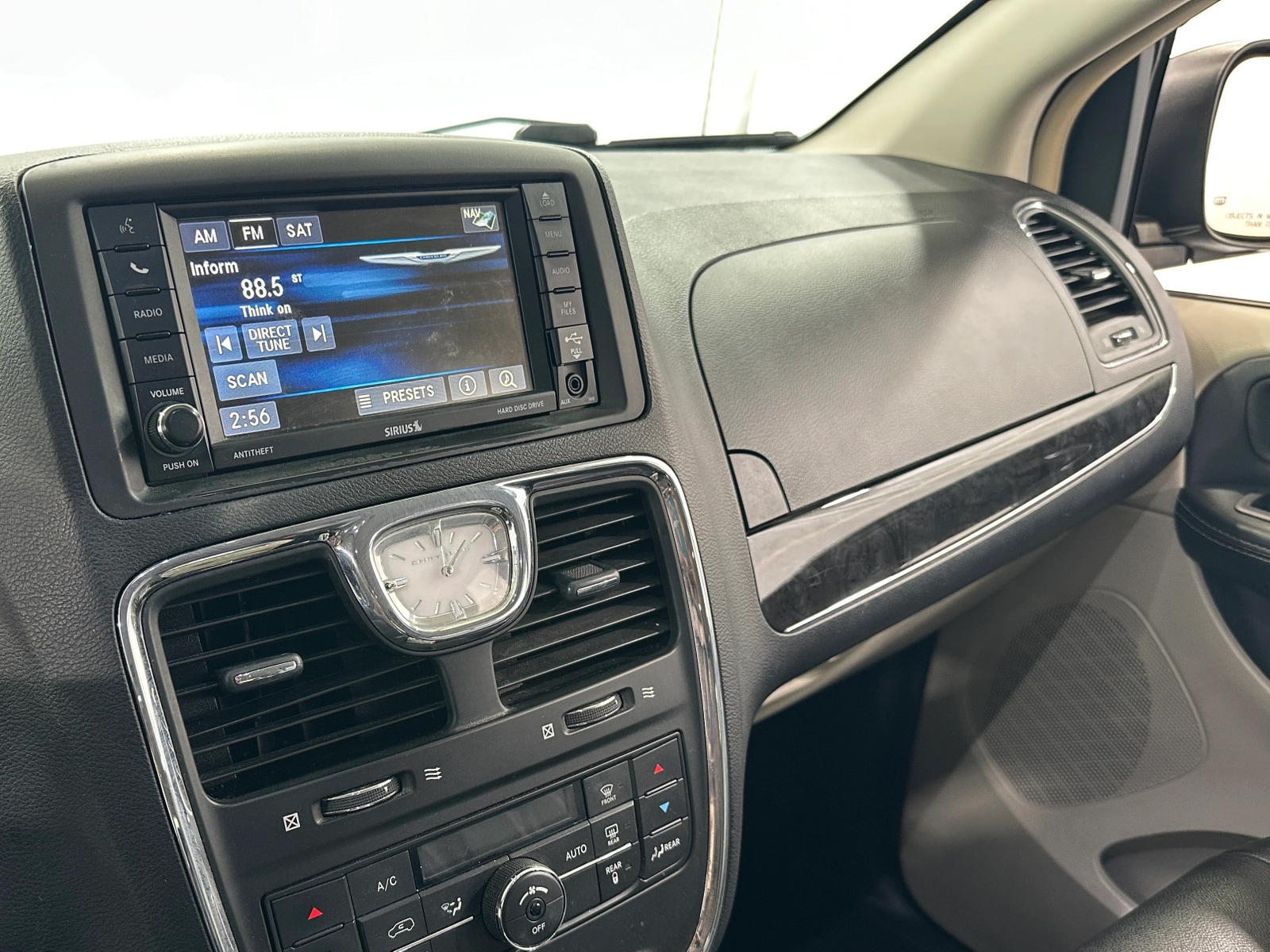 Thumbnail: 2016 Chrysler Town & Country - 3