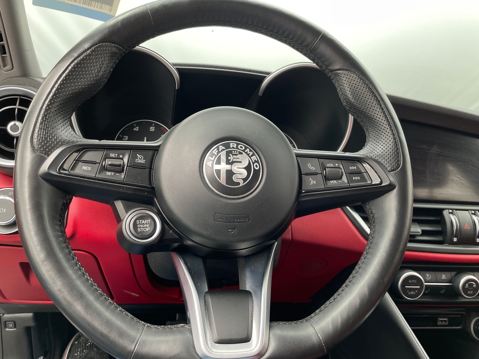 Thumbnail: 2020 Alfa Romeo Giulia - 4