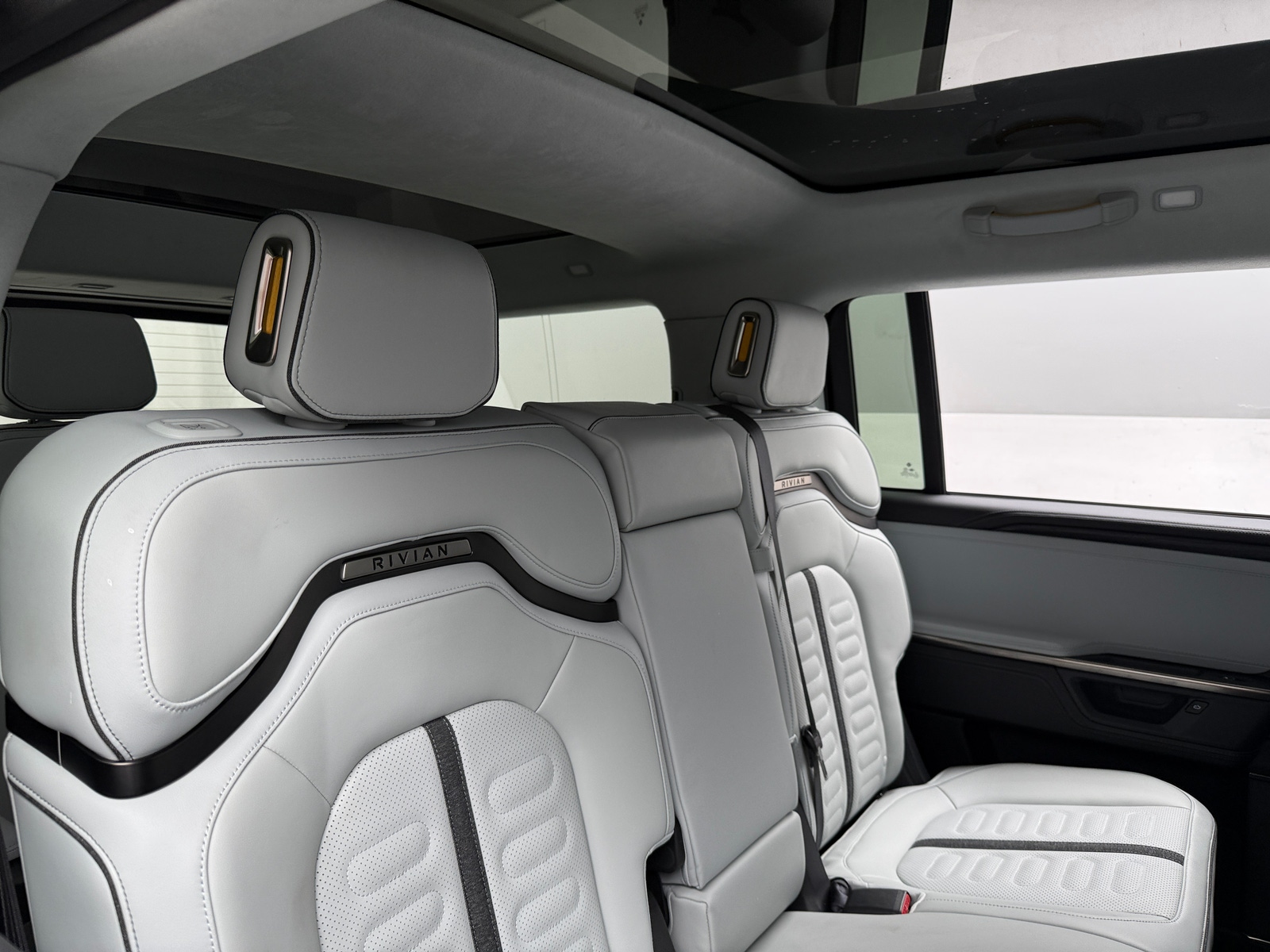 Thumbnail: 2025 Rivian R1S - 5