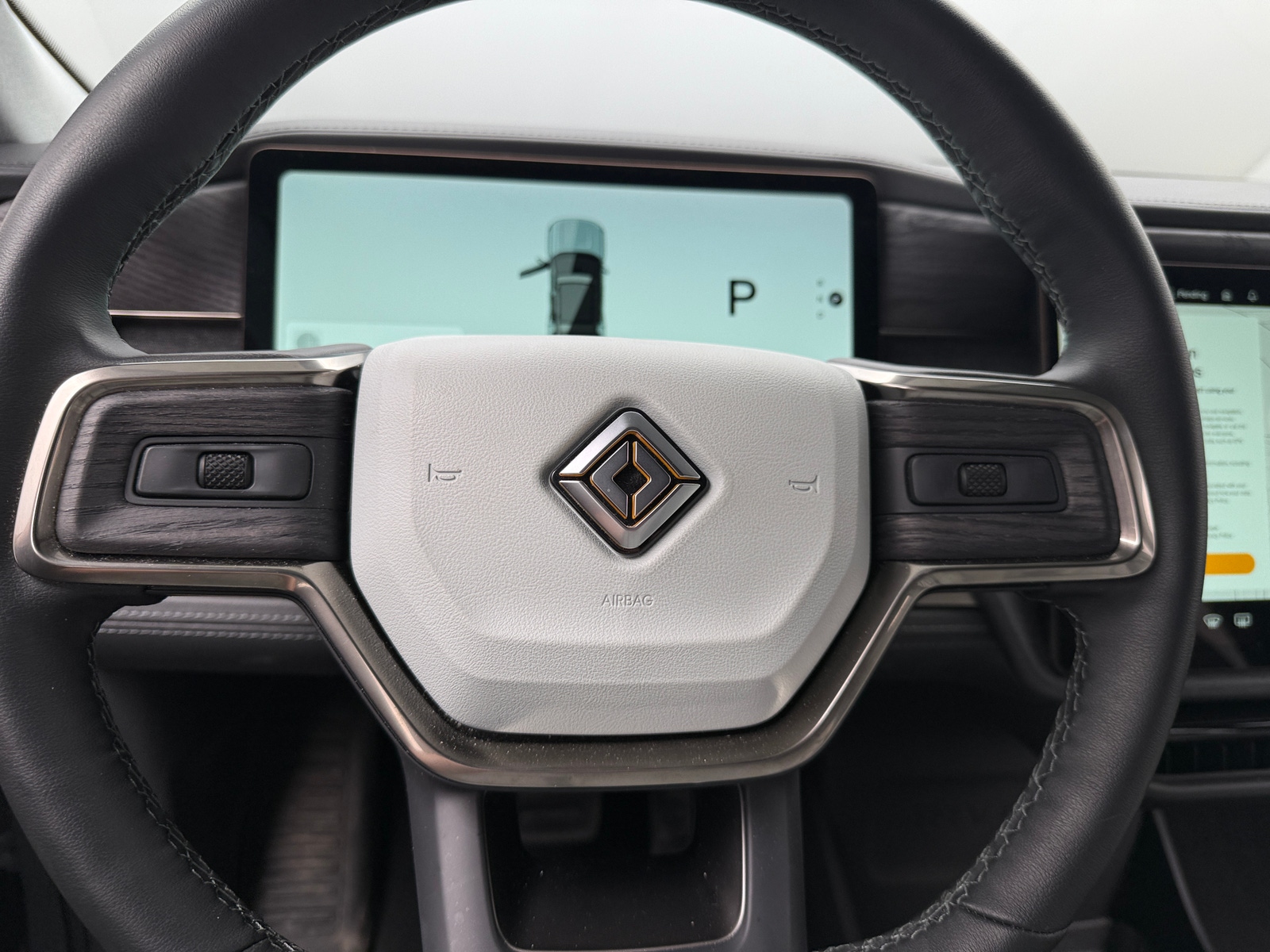 Thumbnail: 2025 Rivian R1S - 4