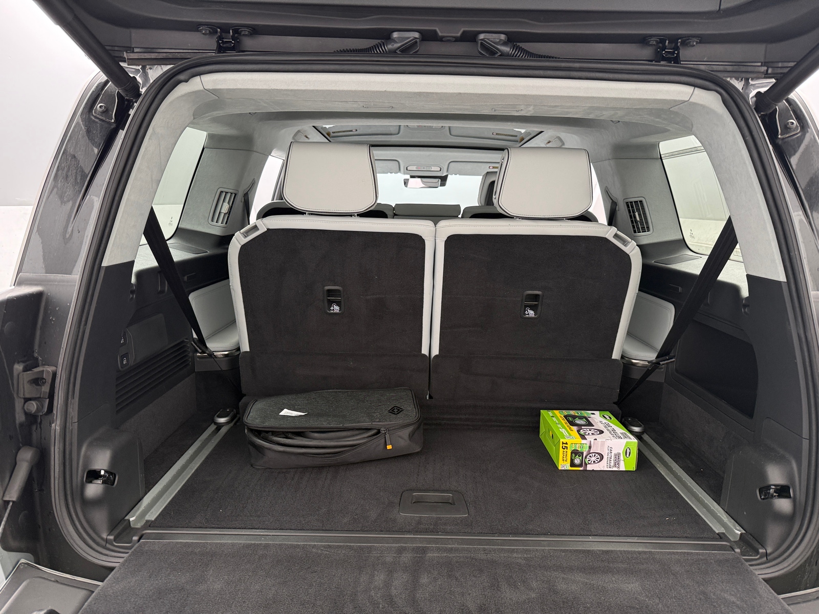 Thumbnail: 2025 Rivian R1S - 6