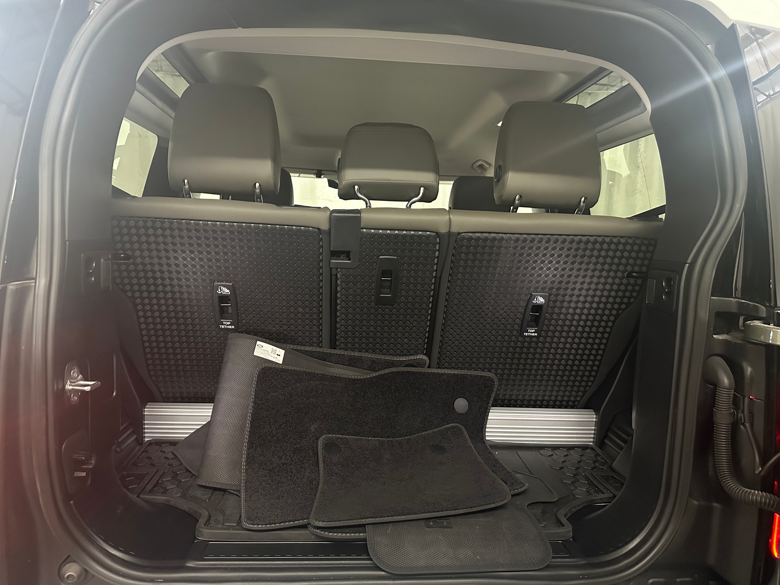 Thumbnail: 2023 Land Rover Defender - 6