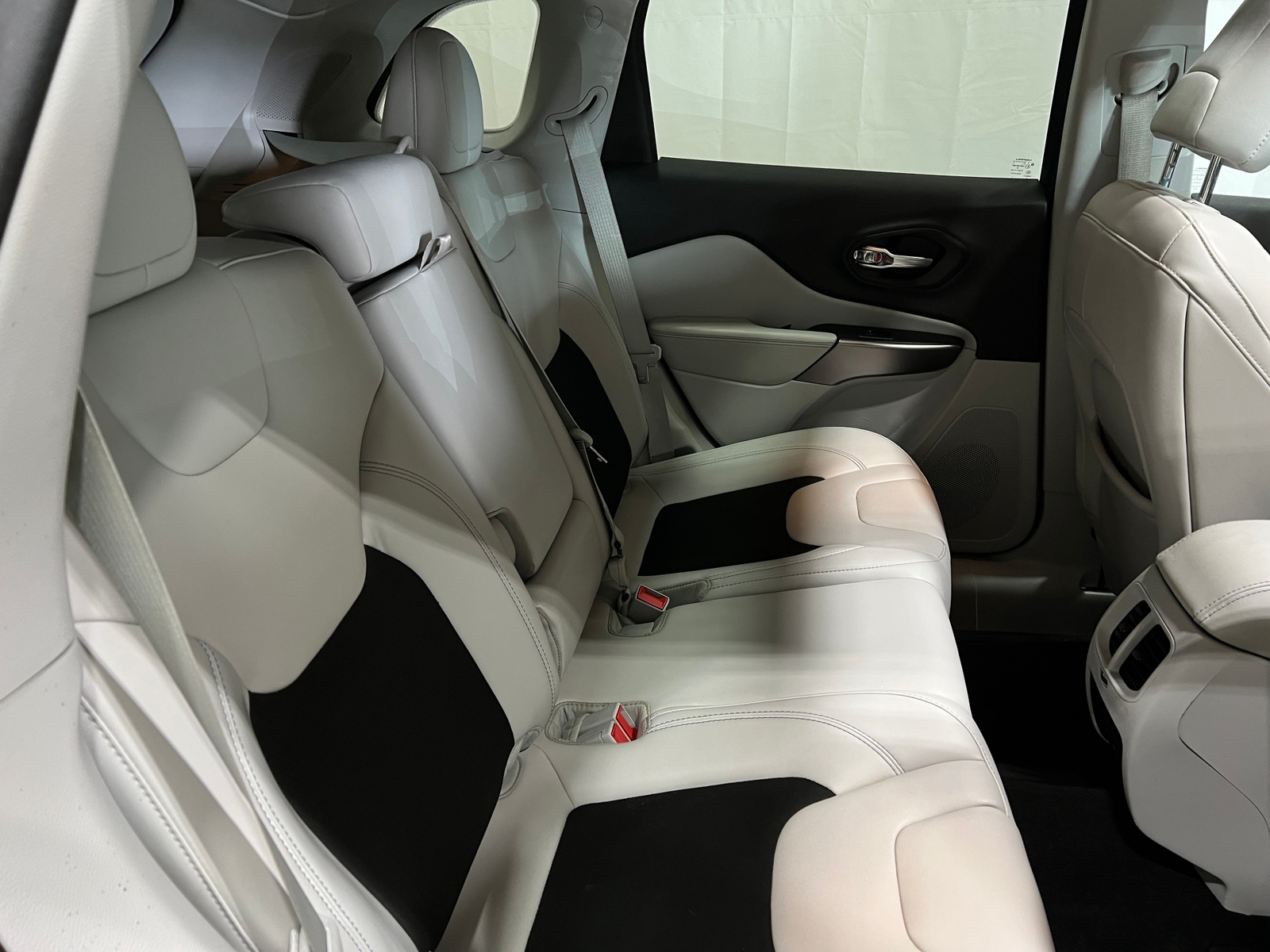 Thumbnail: 2020 Jeep Cherokee - 6