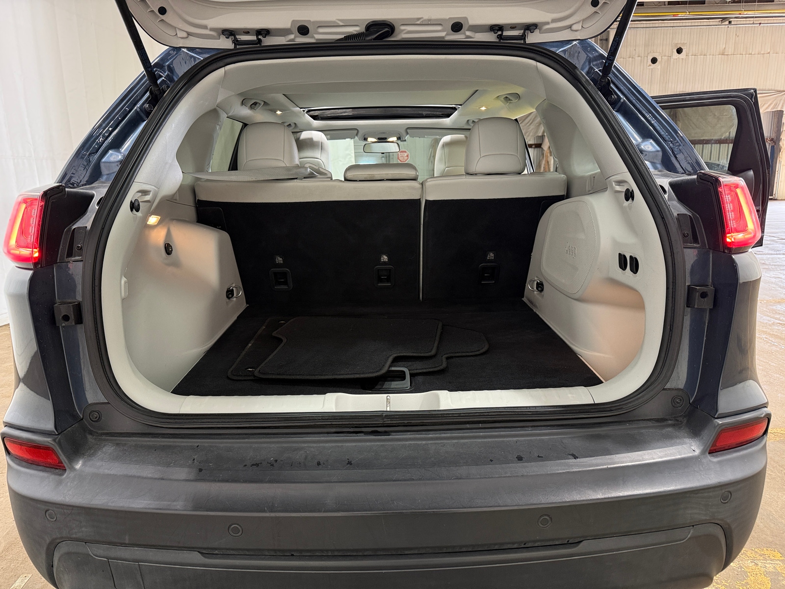 Thumbnail: 2020 Jeep Cherokee - 7