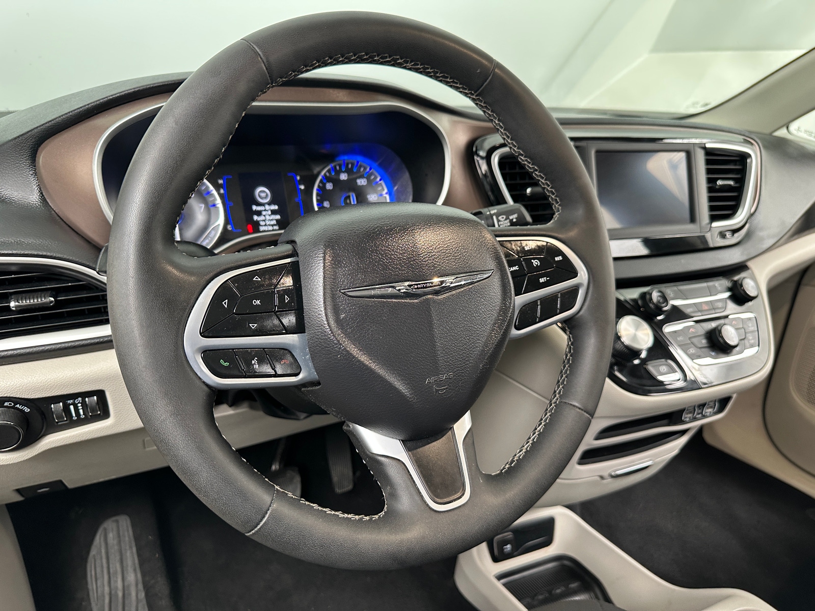 Thumbnail: 2023 Chrysler Voyager - 5